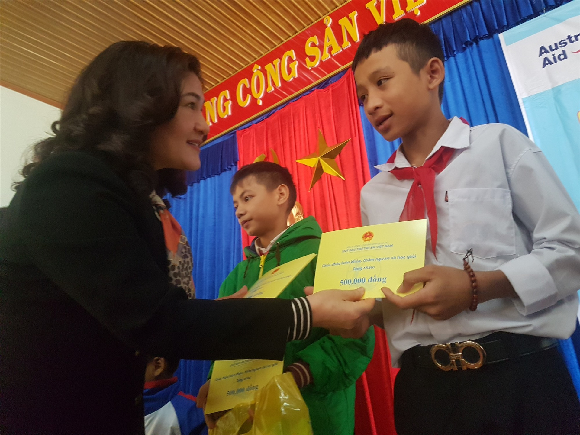 Bà Nguyễn Thị Hà tặng quà trẻ em Trà Leng. Ảnh: D.L