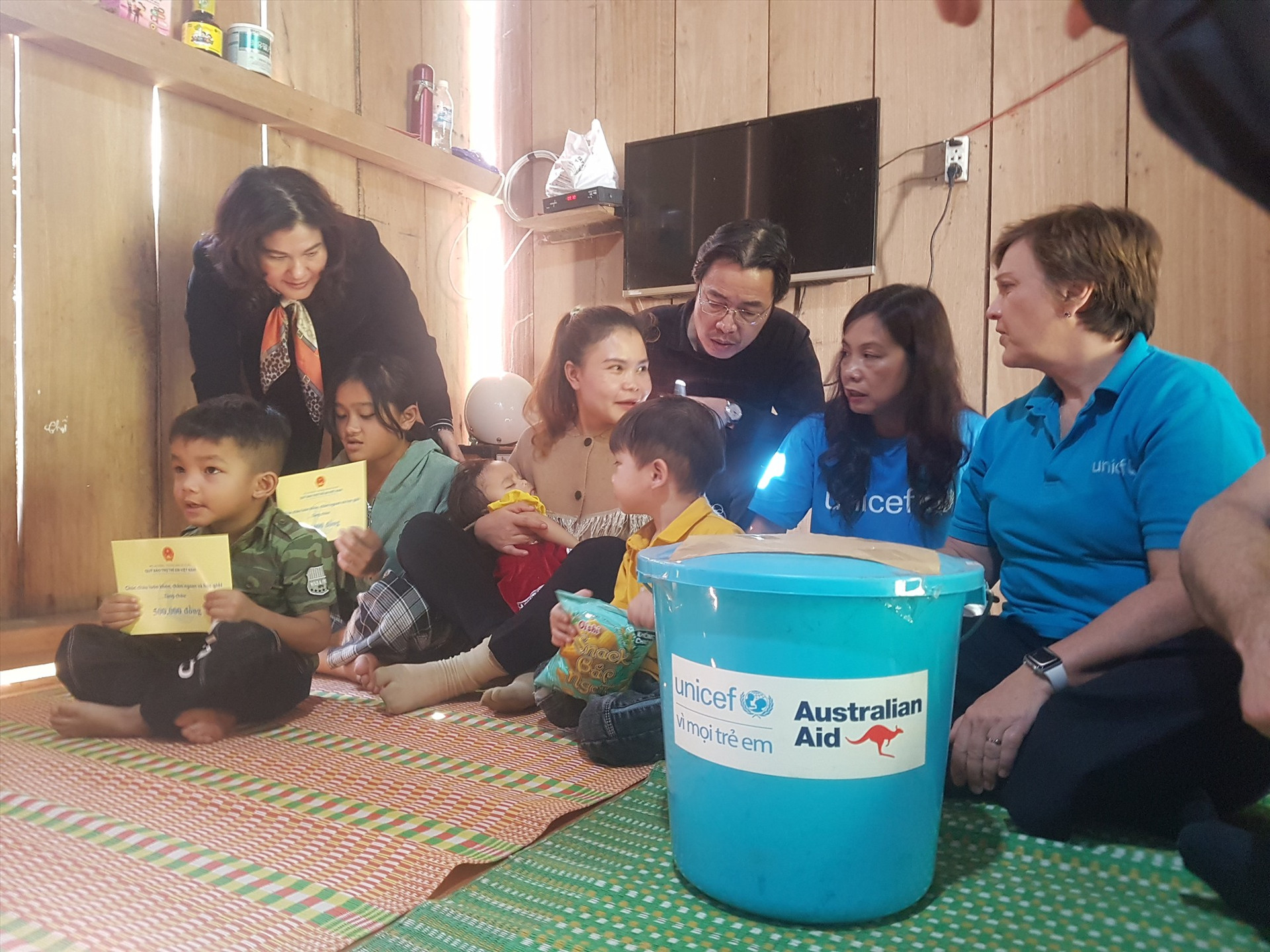 Đoàn công tác đến thăm gia đình trẻ em tại Trà Leng. Ảnh: D.L