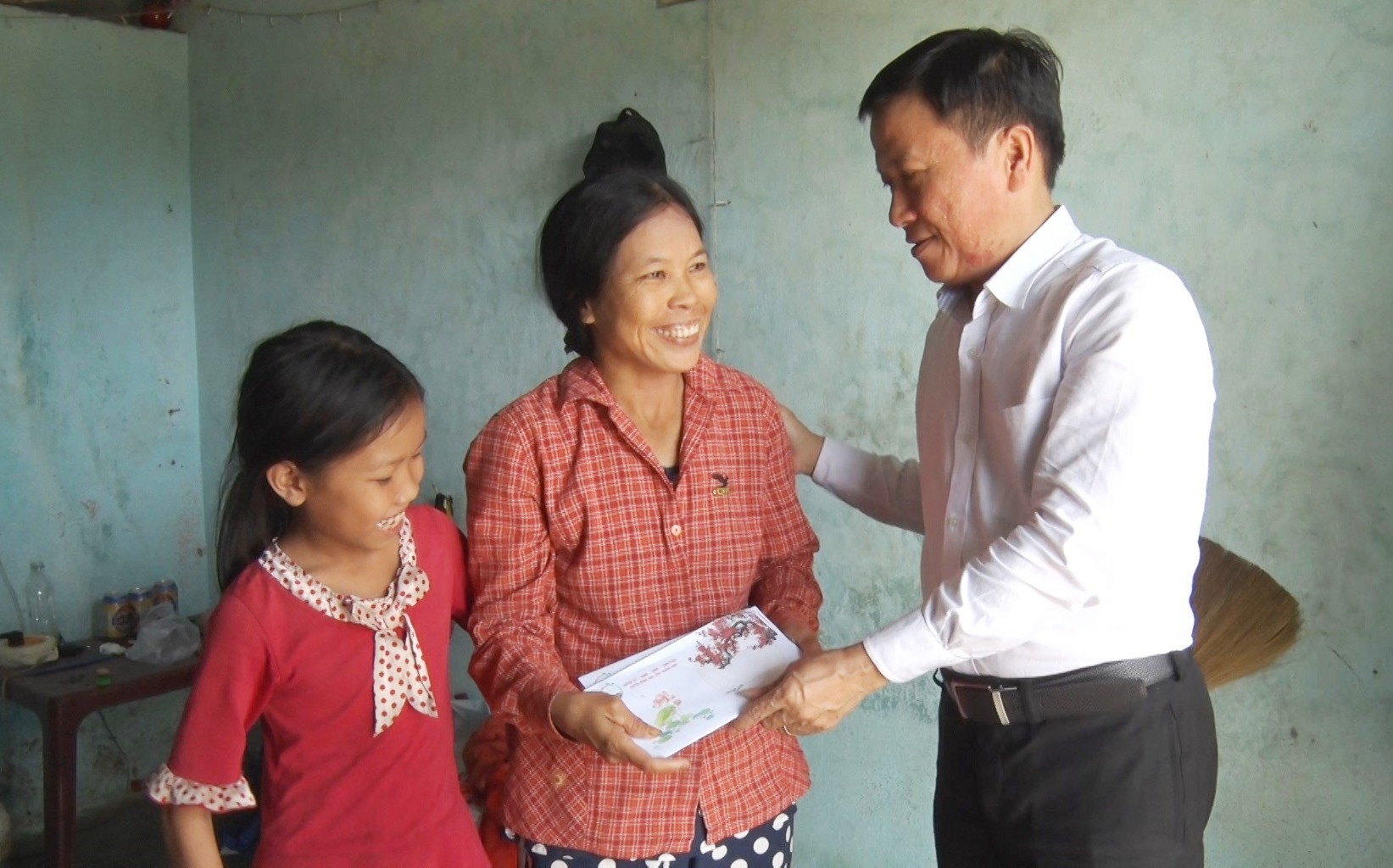 Bí thư Huyện ủy Nông Sơn Thái Bình thăm và tặng quà tết cho gia đình đăng ký thoát nghèo năm 2020 tại xã Phước Ninh. Ảnh: TÂM LÊ