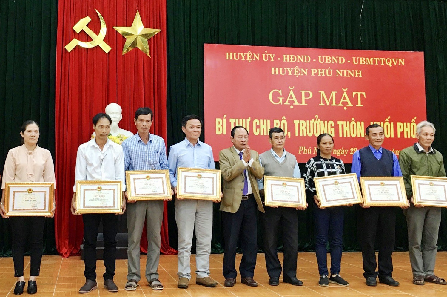 UBND huyện Phú Ninh khen thưởng cho 11 bí thư chi bộ, trưởng thôn khối phố thực hiện tốt nhiệm vụ. Ảnh: H.CHÂU