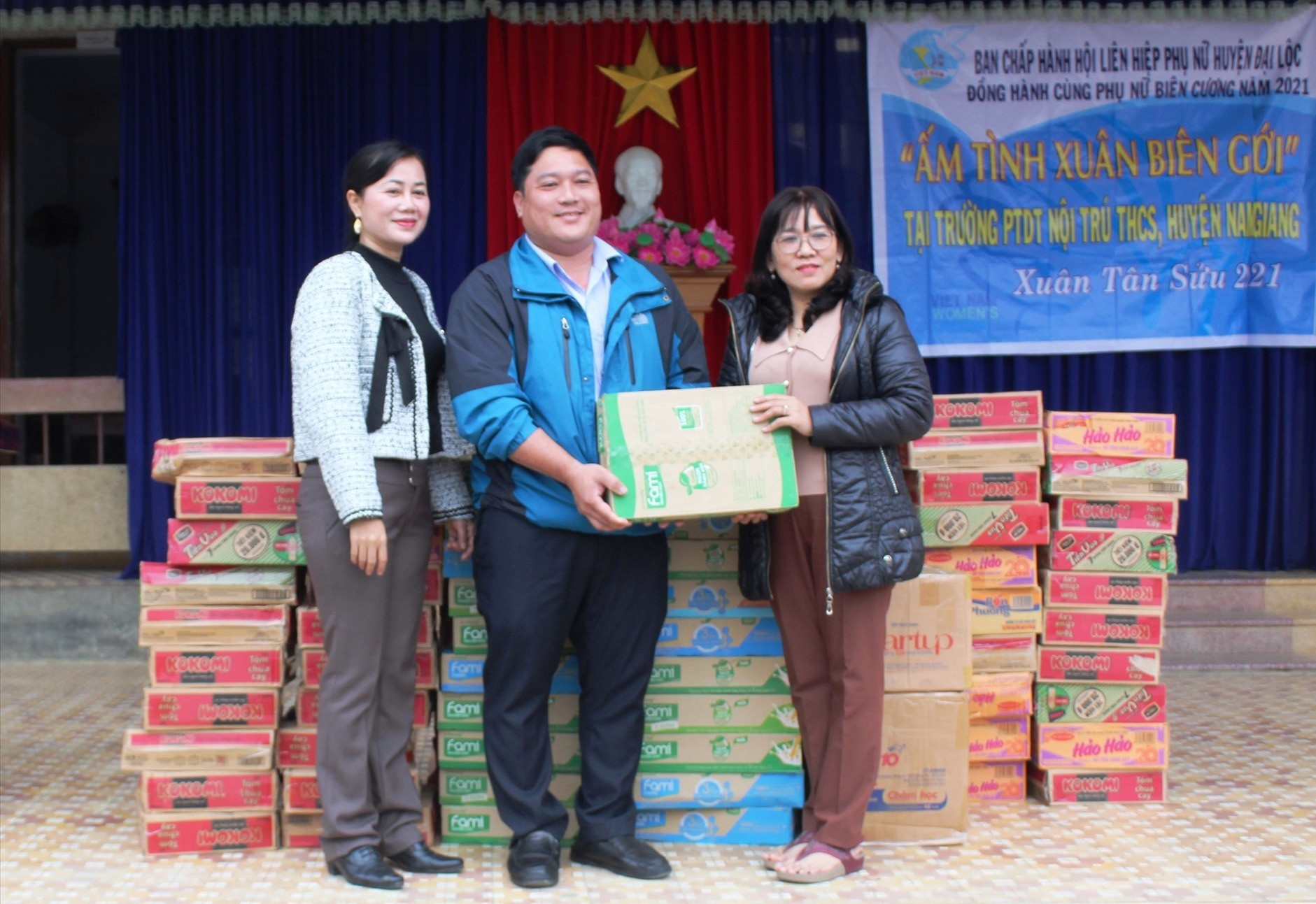Hội LHPN huyện Đại Lộc tặng quà Trường Phổ thông Dân tộc nội trú THCS Nam Giang. Ảnh: HOÀNG LIÊN