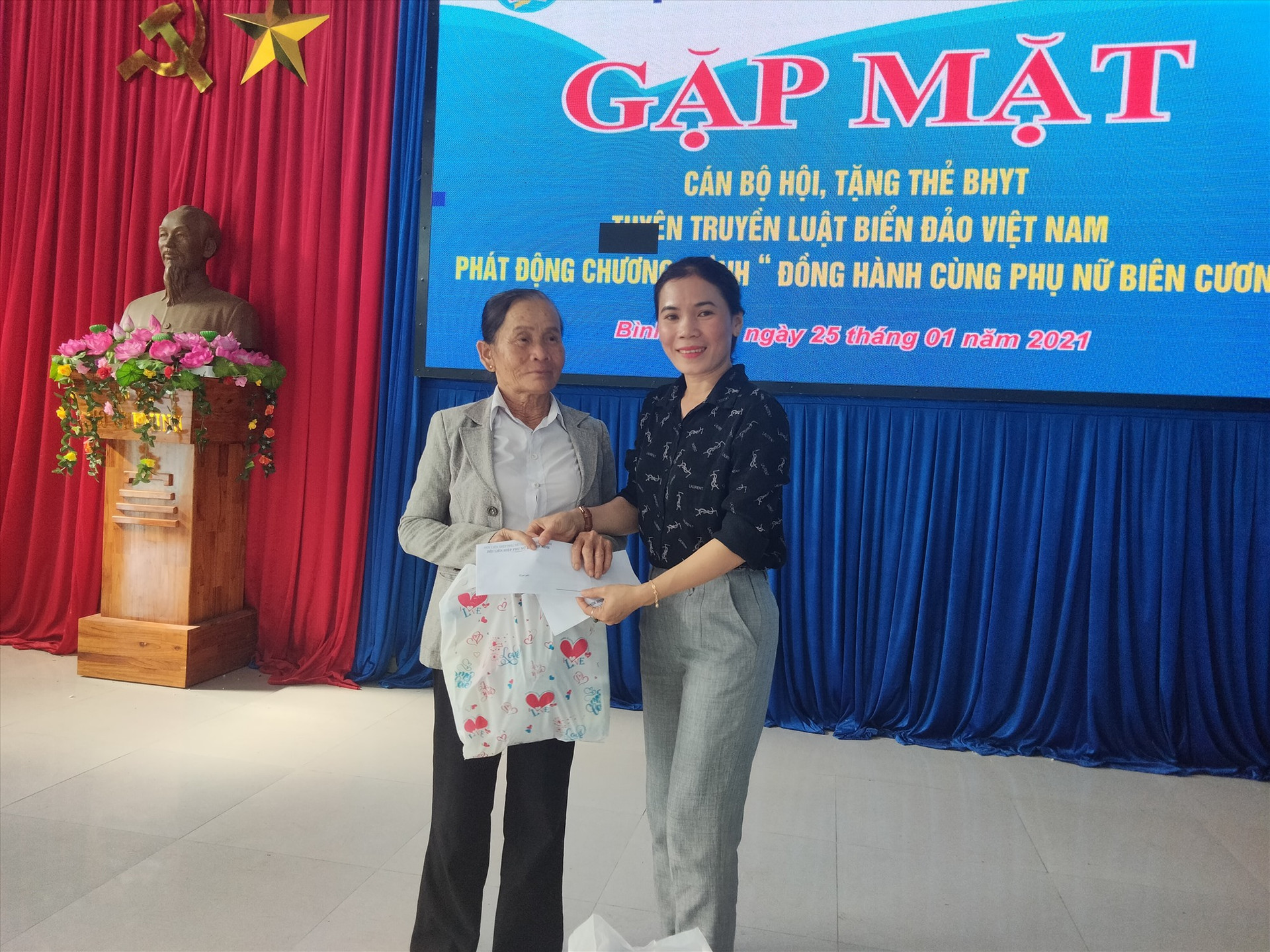 Hội LHPN xã Bình Minh trao quà cho hội viên phụ nữ.