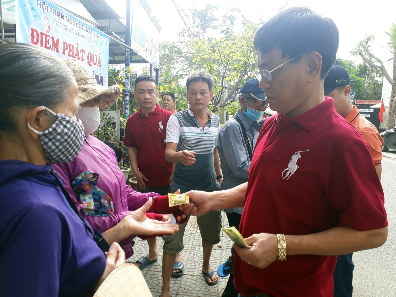 Nhóm thiện nguyện Hoa Sen trao quà và tiền cho hộ dân có hoàn cảnh khó khăn trên địa bàn thành phố Hội An.