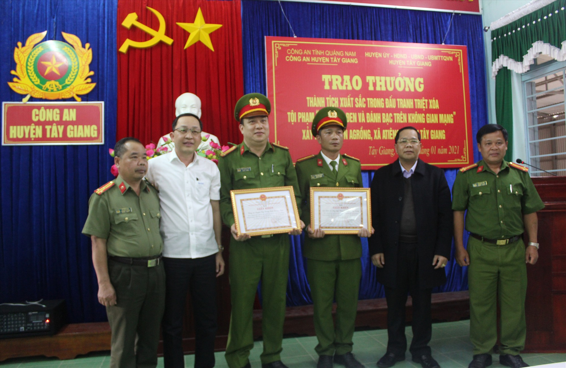 UBND huyện Tây Giang đã khen thưởng đột cho Đội Điều tra tổng hợp và Công an huyện