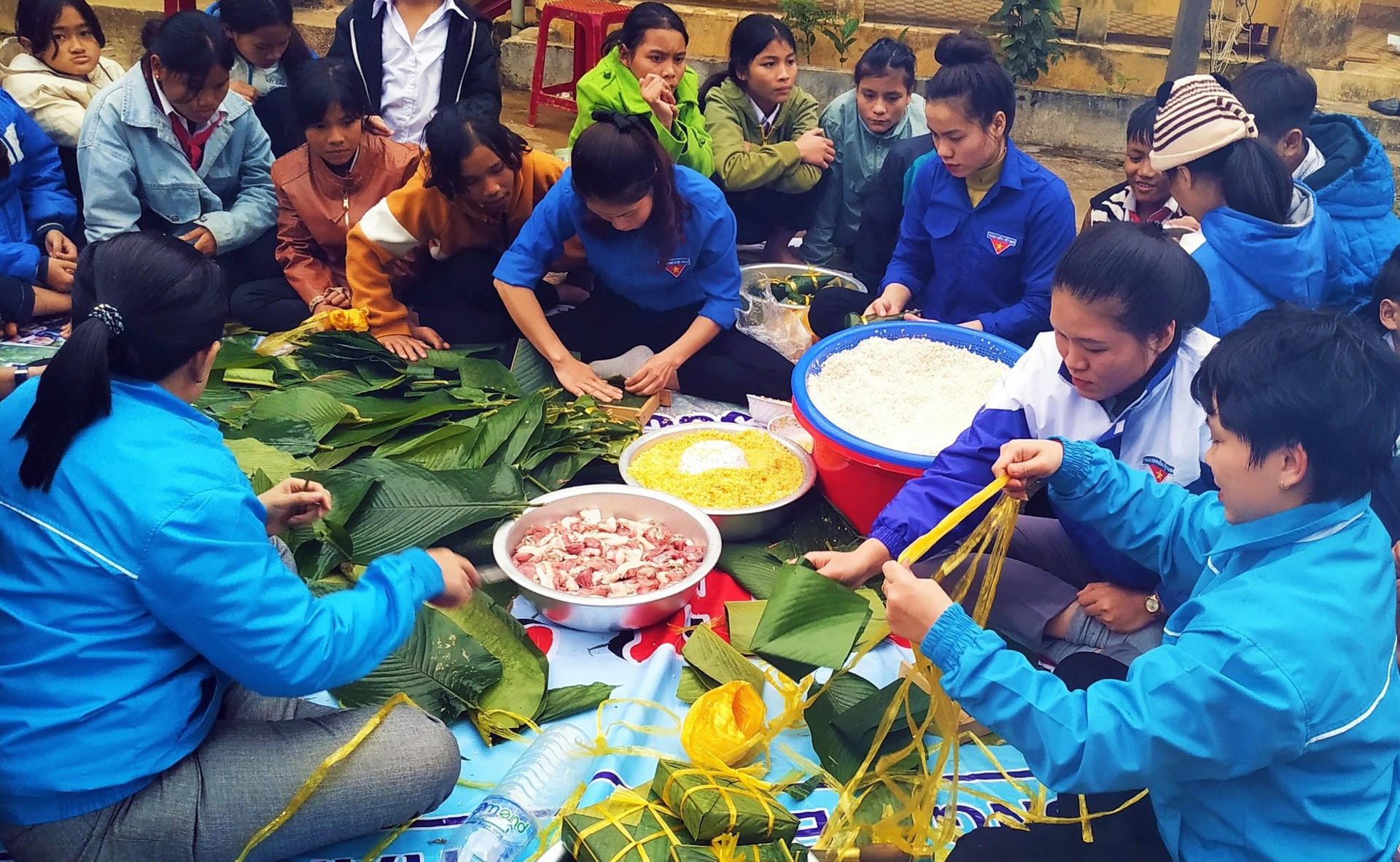 Tuổi trẻ Nam Trà My tổ chức Ngày hội “Bánh chưng xanh - Ấm lòng ngày tết” hướng về nhân dân Trà Leng. Ảnh: CTV