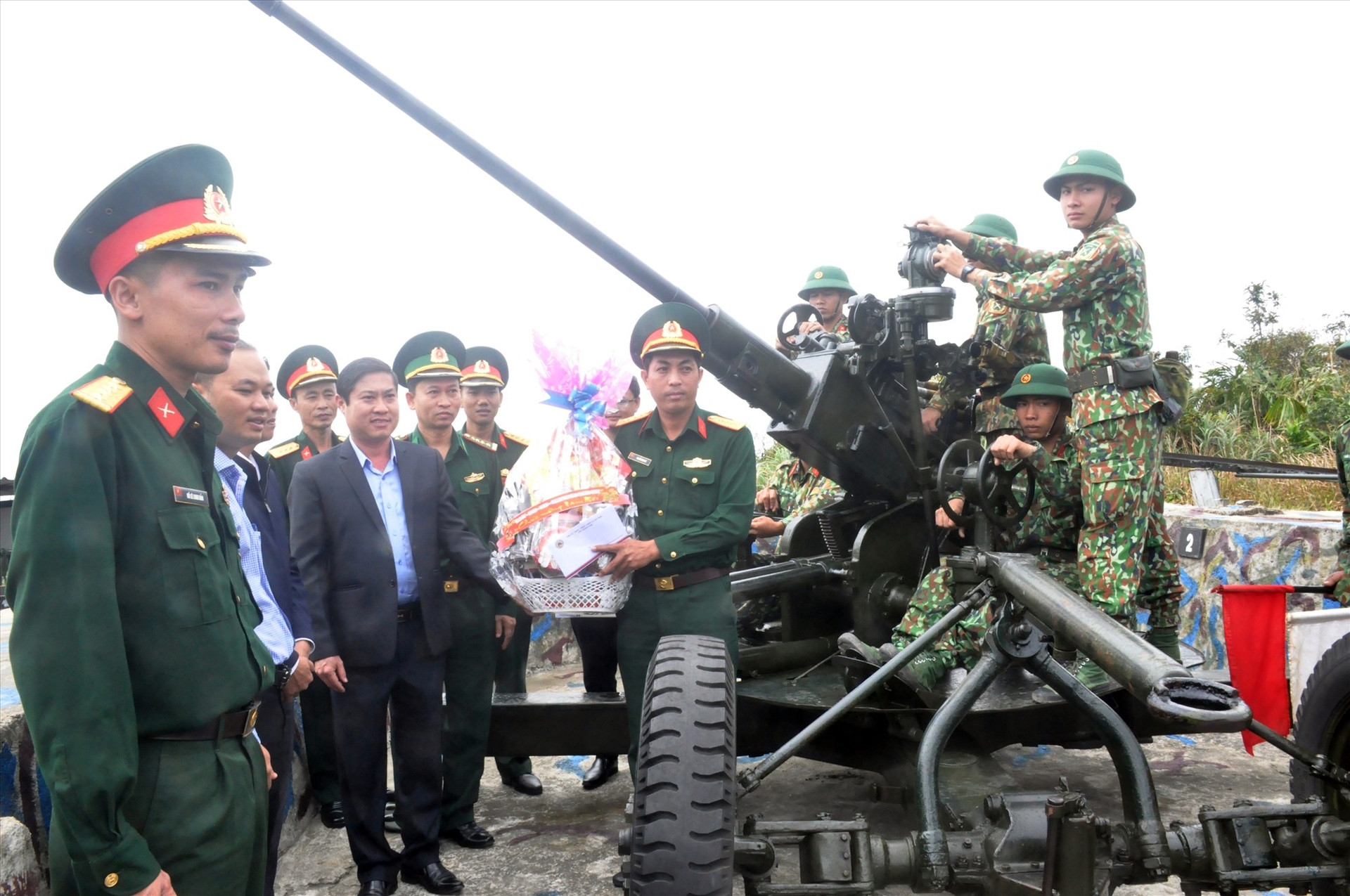 Đồng chí Phan Thái Bình thăm, tặng quà chúc tết cán bộ, chiến sĩ trận địa pháo phòng không tại Cù Lao Chàm. Ảnh: N.Đ