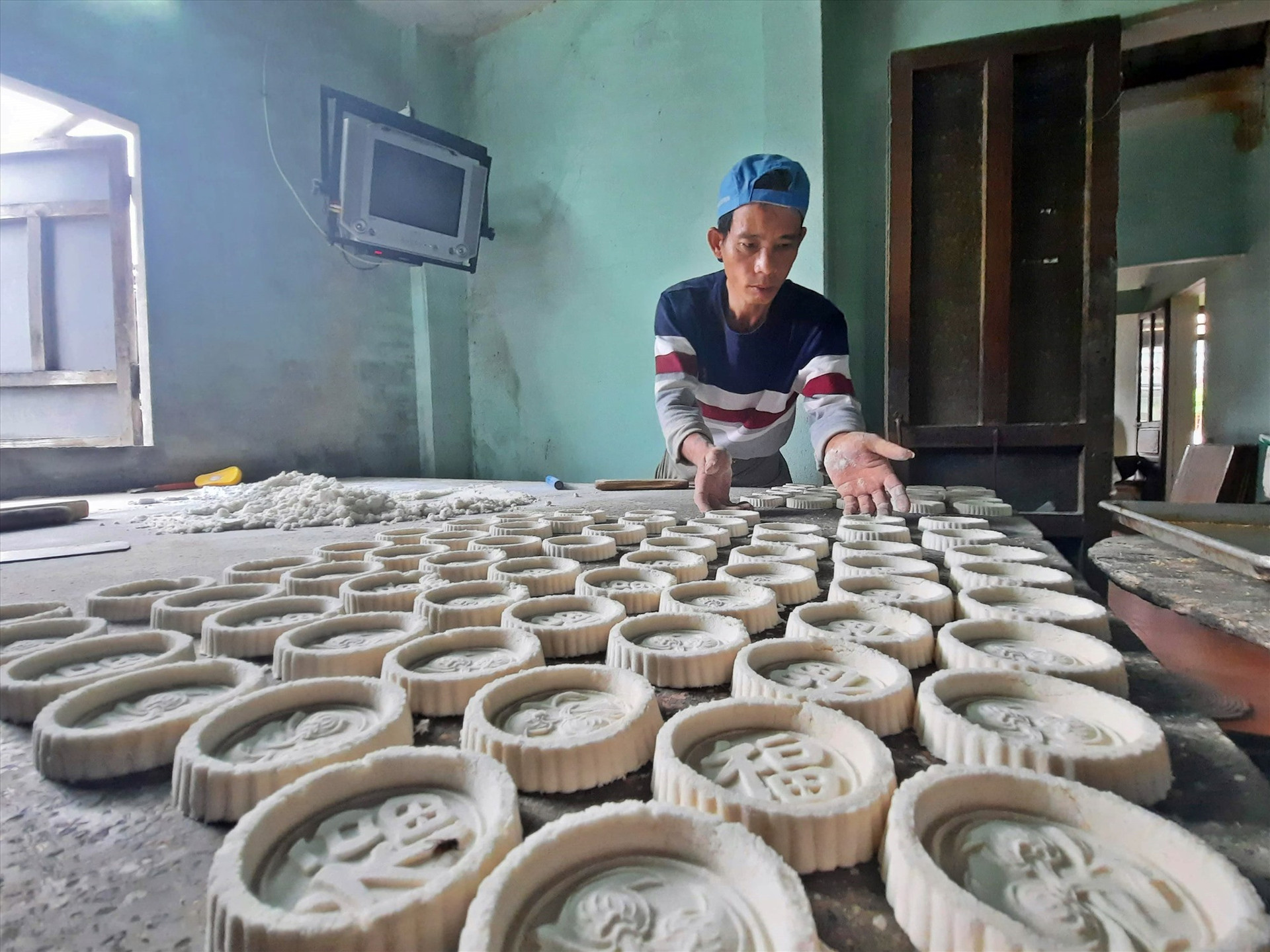 Dịp Tết, mỗi cơ sở bánh ở thôn An Lạc sẽ cho ra lò khoảng 100kg bánh các loại. Ảnh: Đ.Q