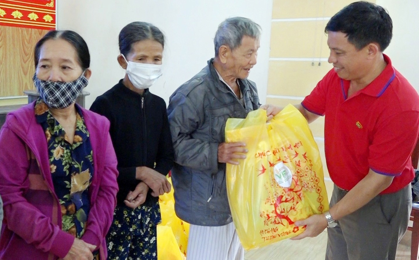 Đại diện Công ty Cổ phần khử trùng Việt Nam trao quà tết cho người dân xã Bình Quý. Ảnh: M.T