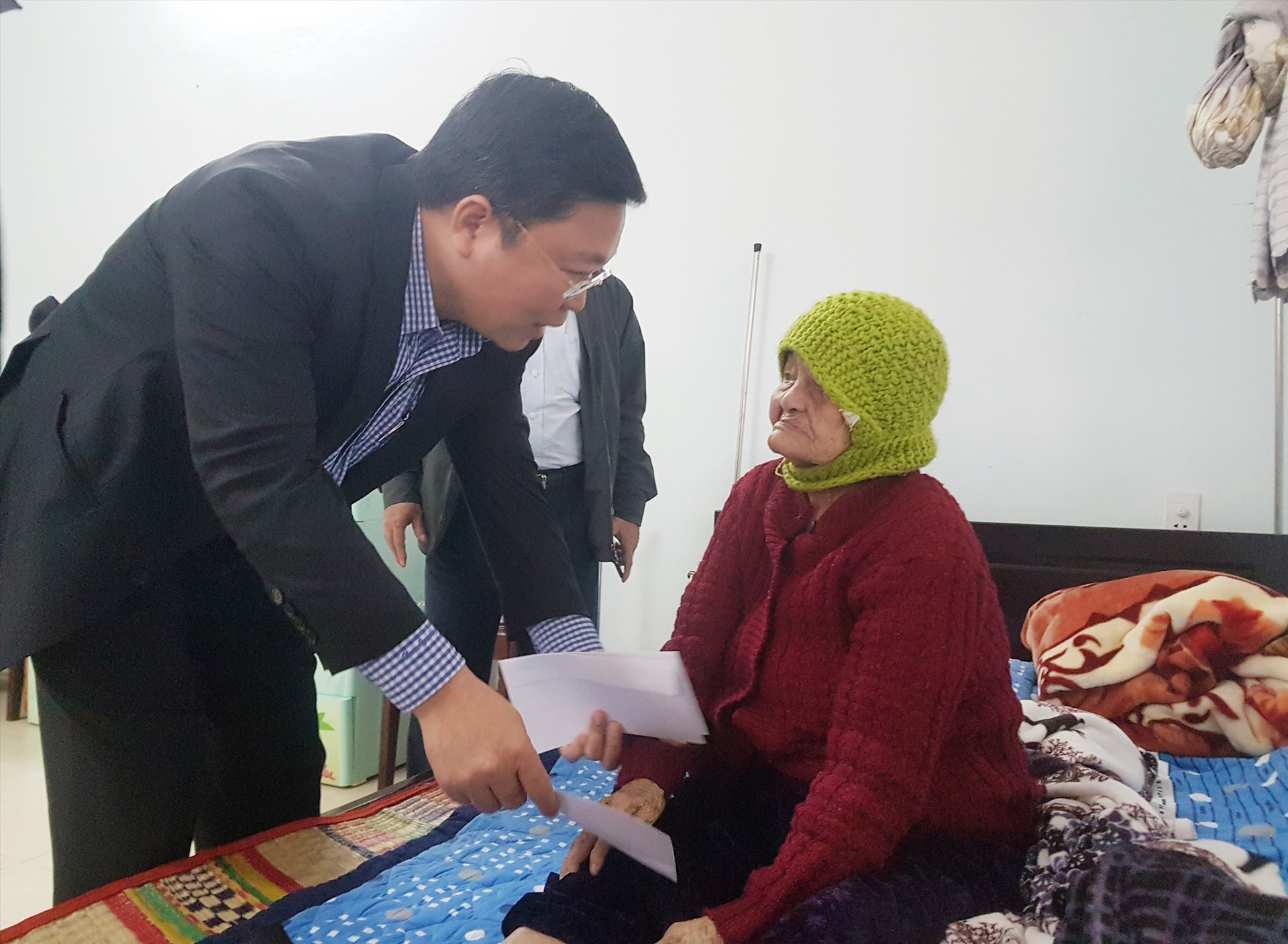 Chủ tịch UBND tỉnh Lê Trí Thanh thăm thân nhân liệt sĩ đang được nuôi dưỡng ở Trung tâm Nuôi dưỡng, điều dưỡng người có công tỉnh. Ảnh: D.L