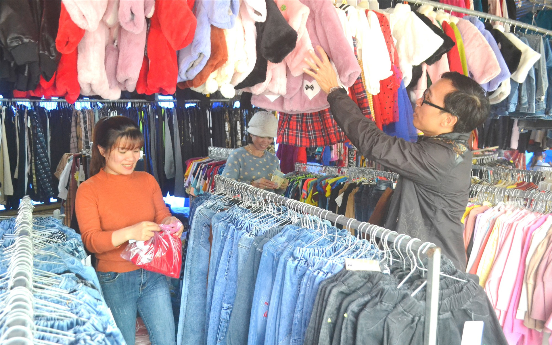 Một cơ sở bán áo quần trước bến xe Đông Giang chuẩn bị nhiều mặt hàng mới. Ảnh: K.K