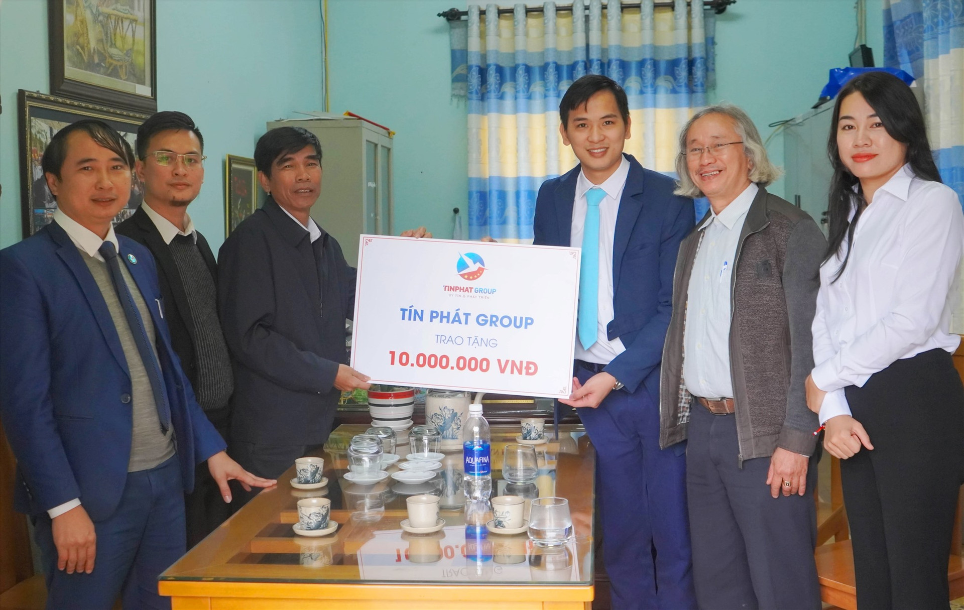 Cán bộ Tín Phát thăm và trao quà ủng hộ trường THPT Huỳnh Thúc Kháng