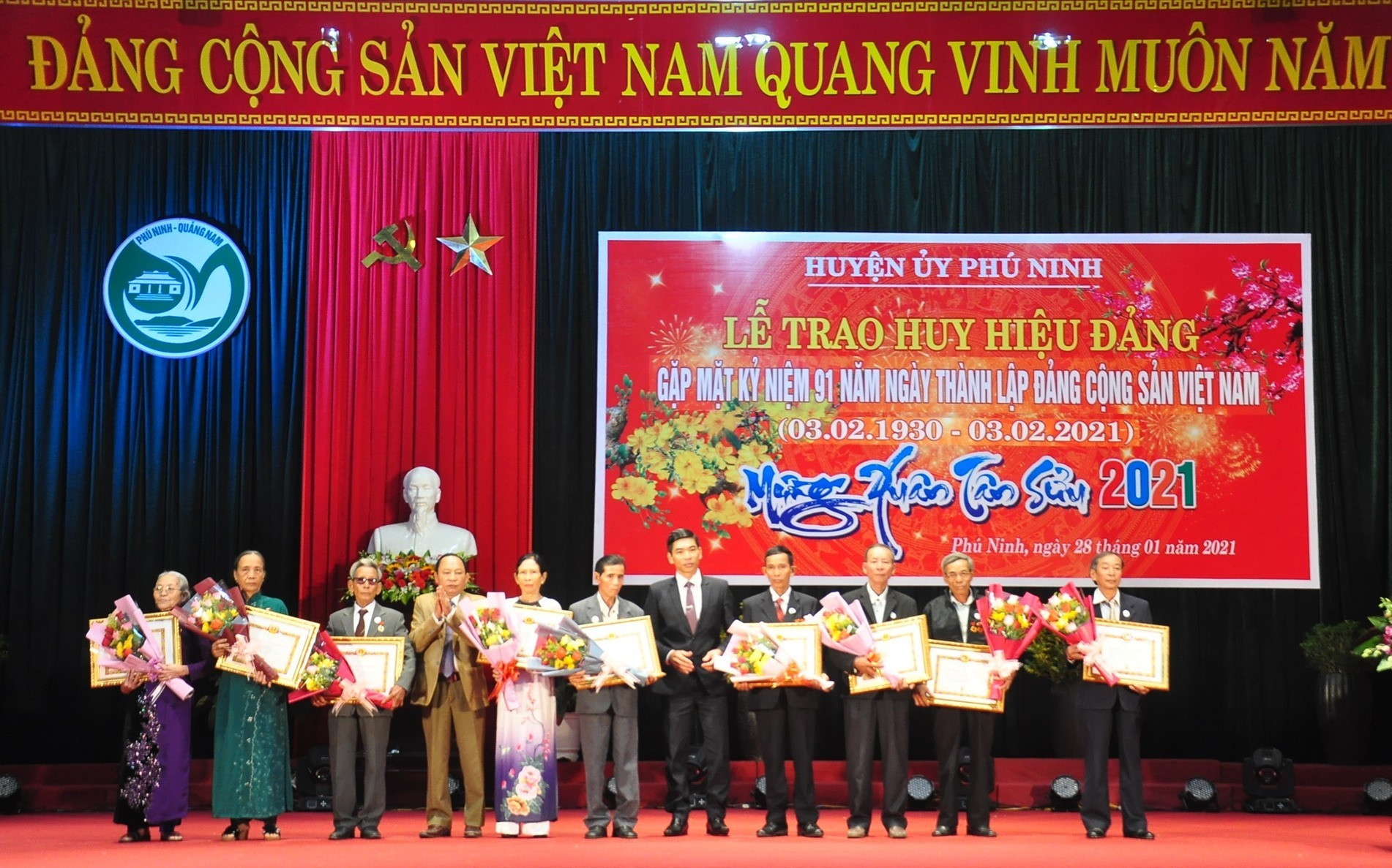 Lãnh đạo huyện Phú Ninh trao Huy hiệu Đảng cho các đảng viên 55, 50 và 40 năm tuổi Đảng. Ảnh: VINH ANH