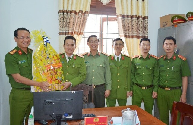 Thượng tá Nguyễn Thành Long, Thượng tá Hồ Song Ân, Phó Giám đốc Công an tỉnh thăm chúc Tết CBCS Công an xã Sông Trà, Hiệp Đức
