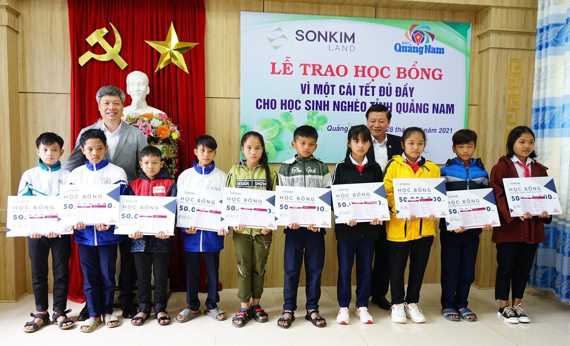 Phó Chủ tịch UBND tỉnh Hồ Quang Bửu và lãnh đạo UBMTTQ Việt Nam trao quà cho các em học sinh. Ảnh: Q.H