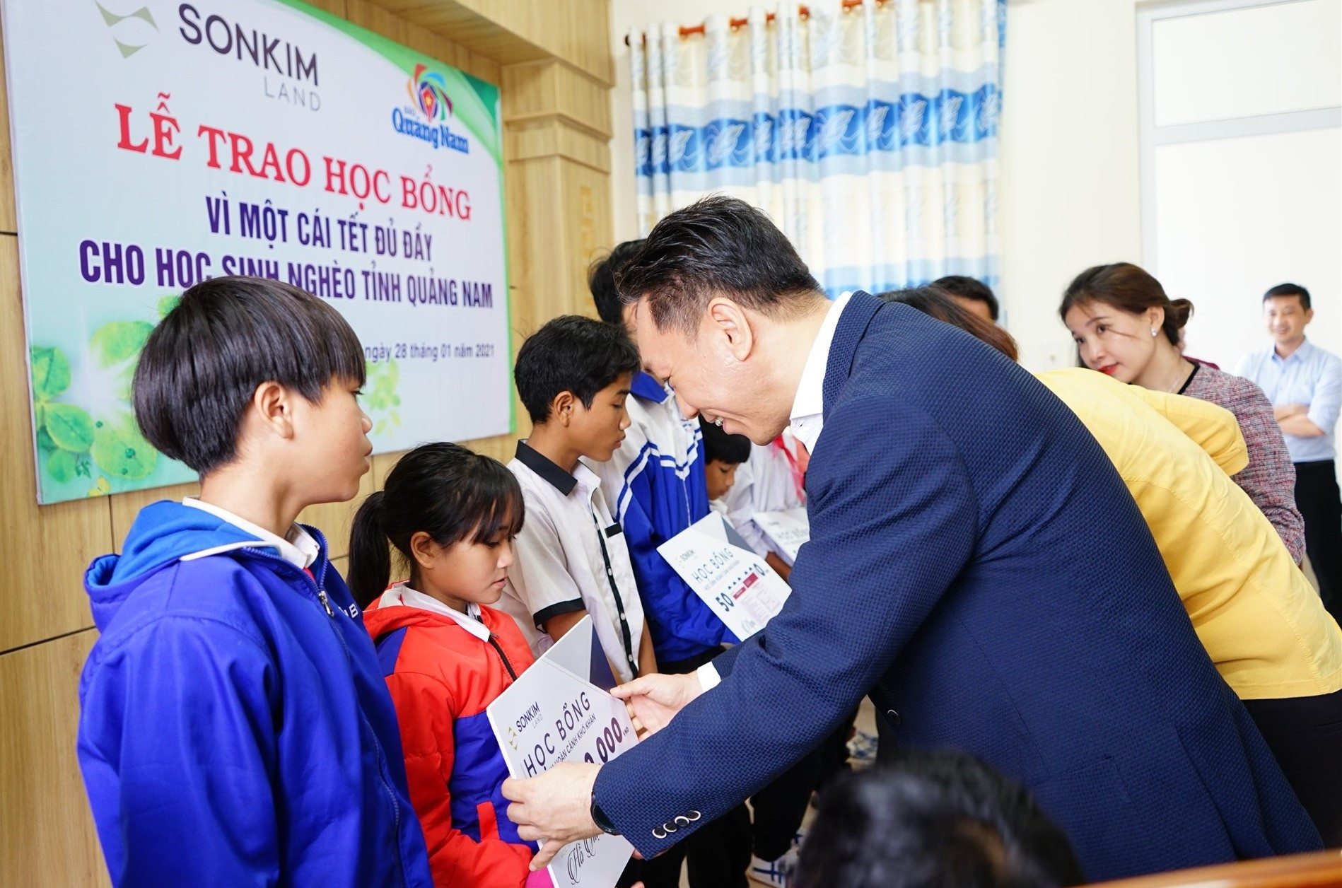 Ông Andy Han Suk Jung, Tổng Giám Đốc SonKim Land trao học bổng cho các em học sinh. Ảnh: Q.H