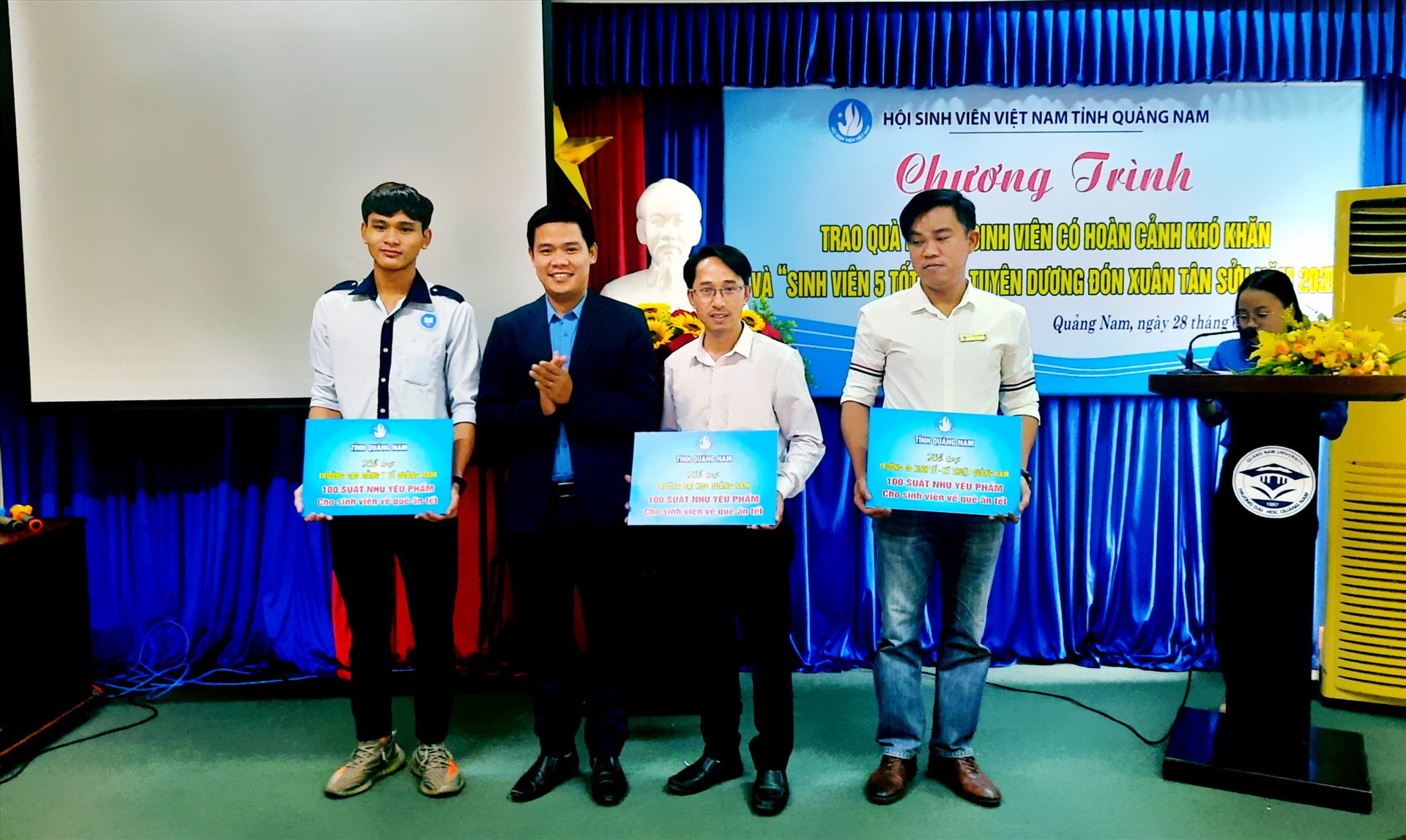Đồng chí Hoàng Văn Thanh - Chủ tịch Hội Sinh viên Việt Nam tỉnh trao biển tượng trưng hỗ trợ quà cho sinh viên. Ảnh: THÁI CƯỜNG