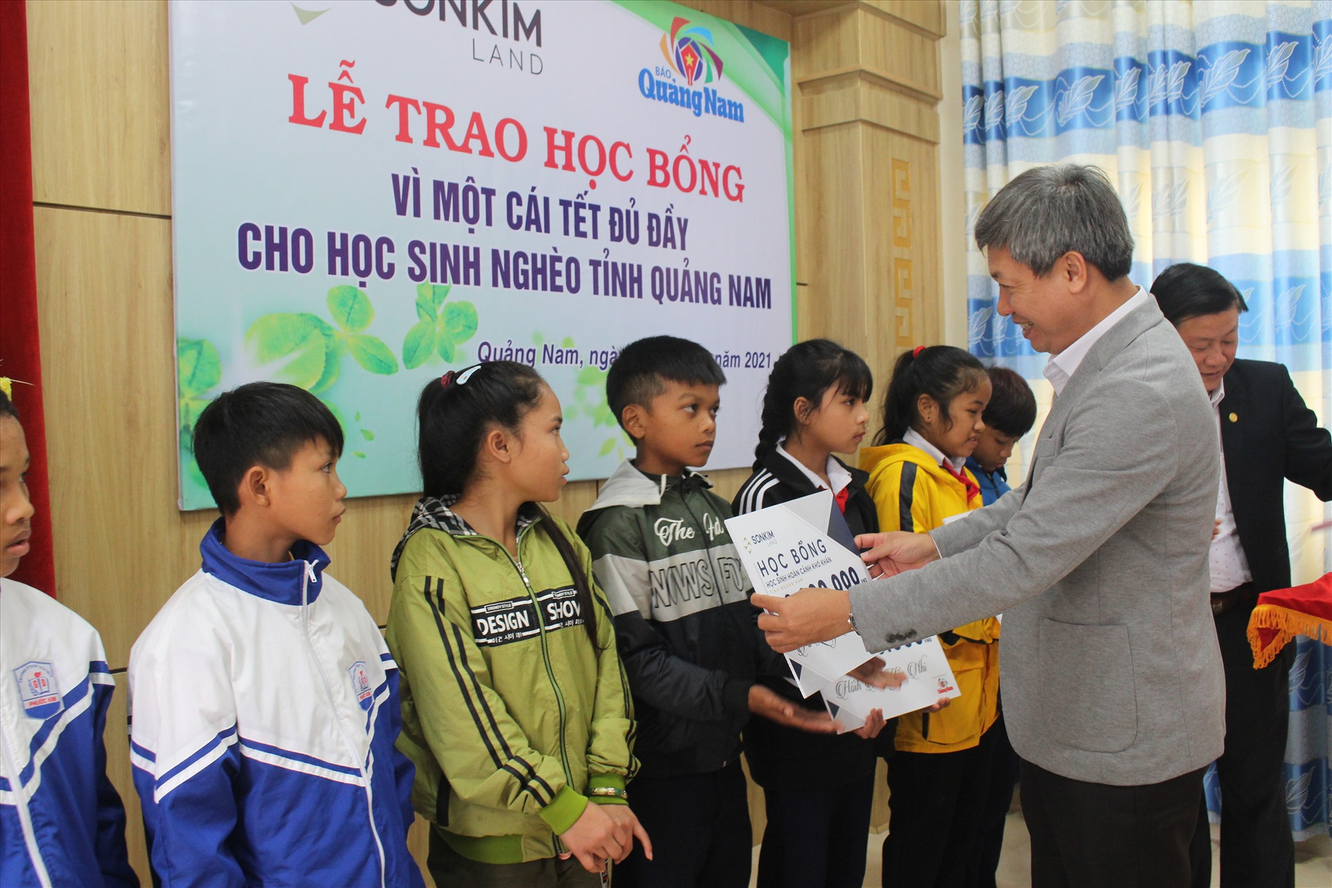 Phó Chủ tịch UBND tỉnh Hồ Quang Bửu trao học bổng cho các em học sinh. Ảnh: X.H