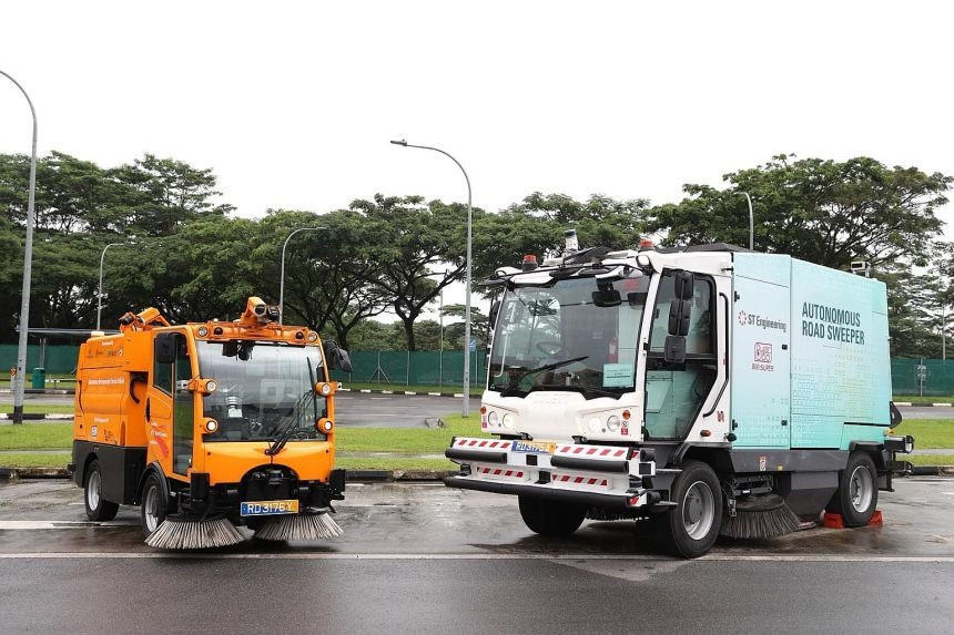 Xe tự vận hành dọn vệ sinh đường phố Singapore. Ảnh: ST