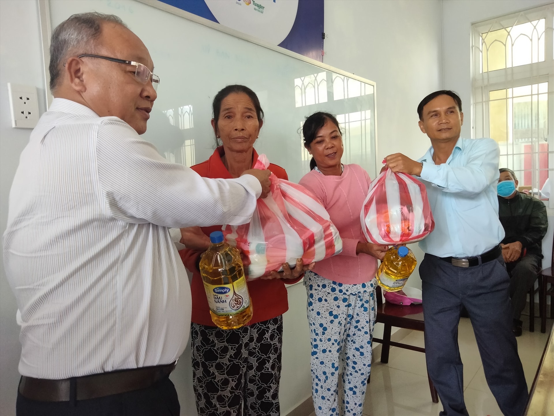 Làng SOS Đà Nẵng trao quà tại Thăng Bình.