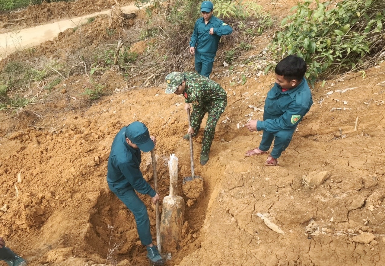 Quả bom được đào và vận chuyển về bãi tập kết để tiêu hủy