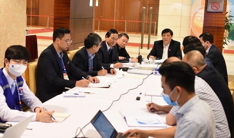 Bộ trưởng Bộ Y tế Nguyễn Thanh Long chủ trì một cuộc họp ứng phó với COVID-19. Ảnh: VGP/Khánh Phương