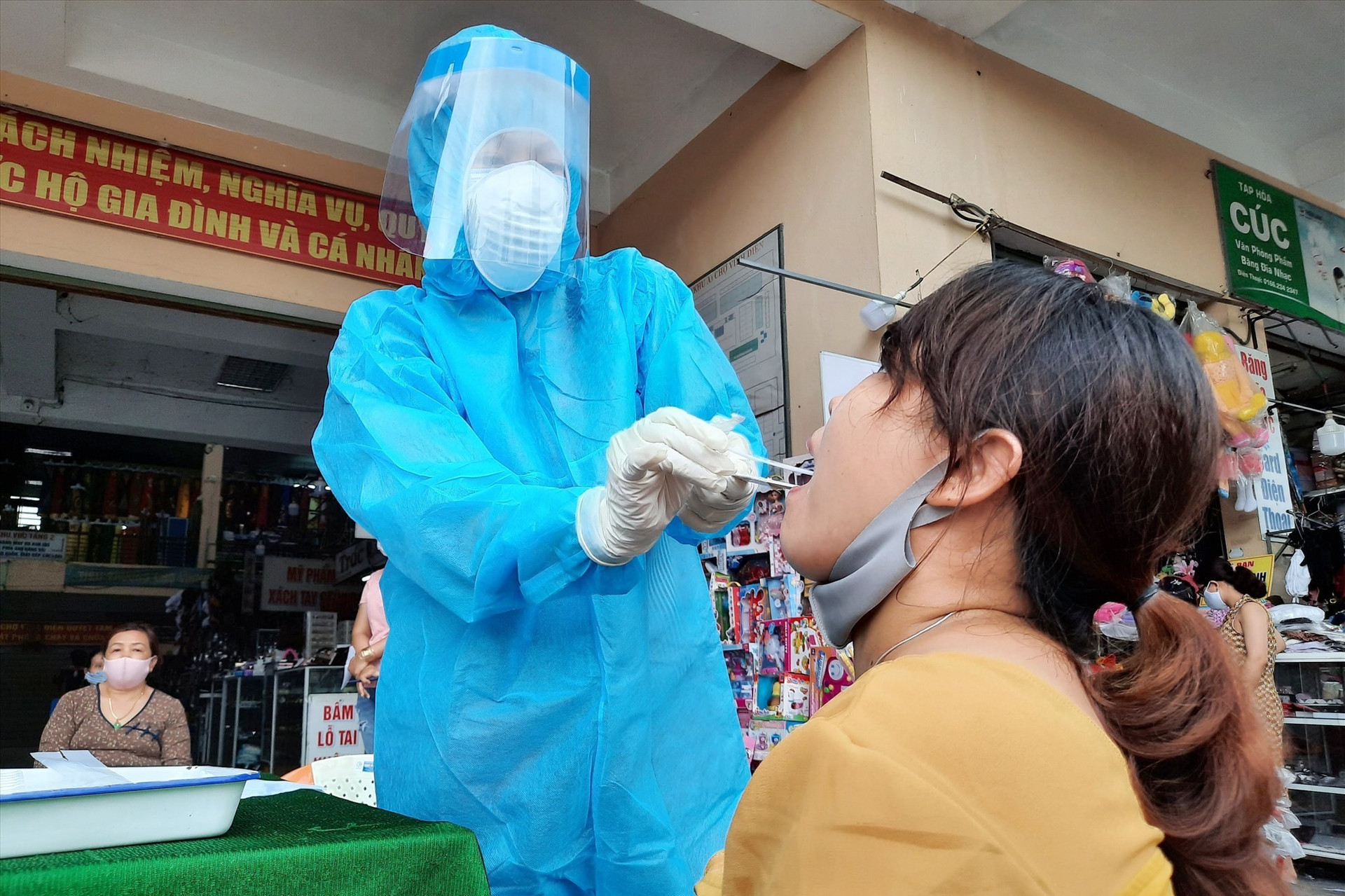 Trung tâm Kiểm soát bệnh tật Quảng Nam lấy mẫu xét nghiệm tại cộng đồng vào tháng 4.2020. Ảnh: Đ.ĐẠO