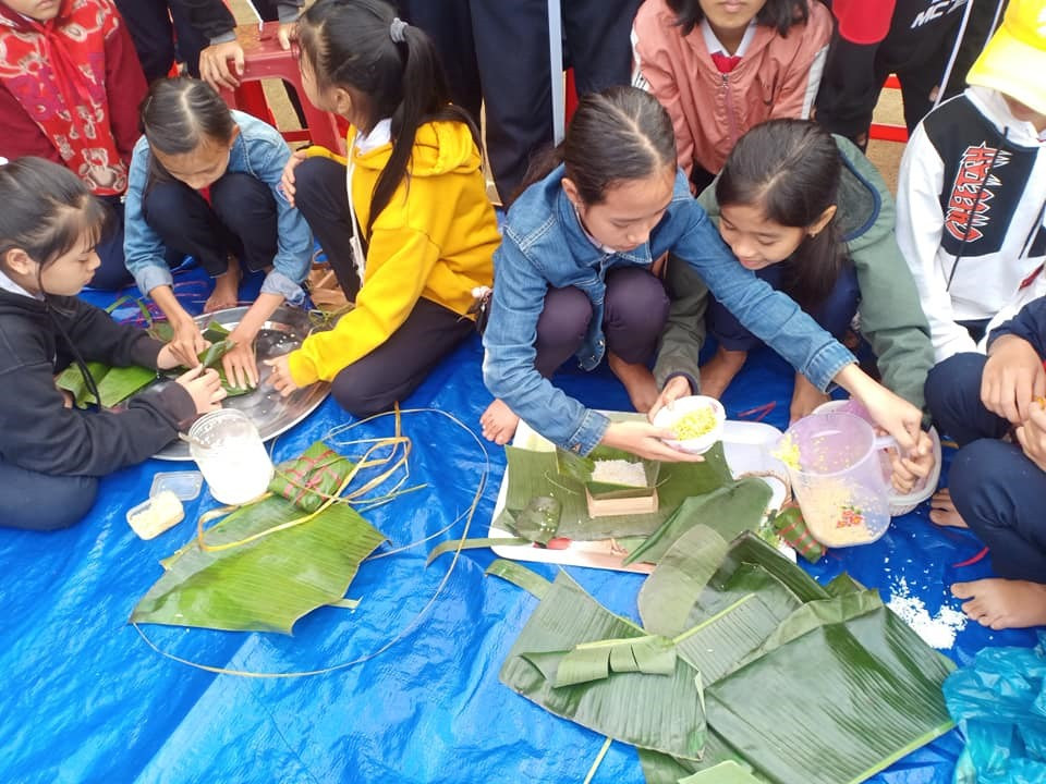 Học sinh Trường THCS Phan Châu Trinh (Phú Ninh) trải nghiệm tết cổ truyền. Ảnh: C.N