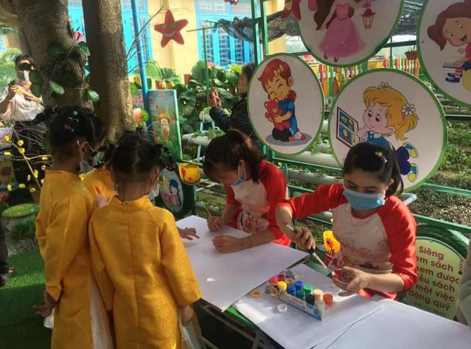 Cô và trò các trường mẫu giáo ở huyện Phú Ninh tham gia chuyên đề “Tết Việt“. Ảnh: H.Q
