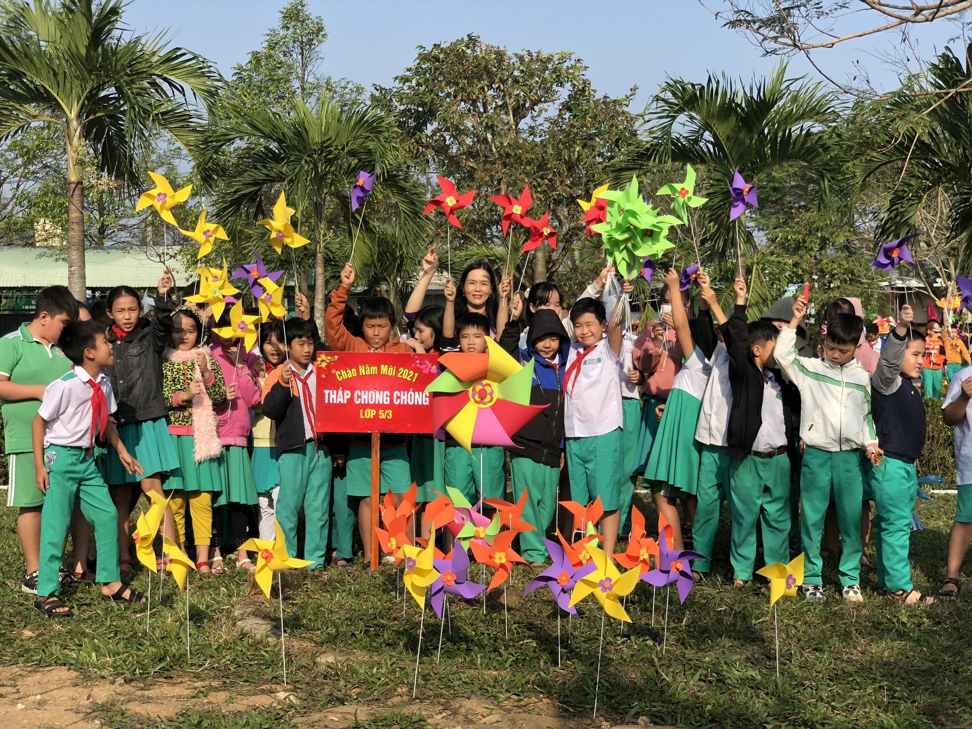 Khu vườn chong chóng ở sân trường Trường Tiểu học Lê Thị Hồng Gấm (Tam Kỳ) Ảnh: C.N