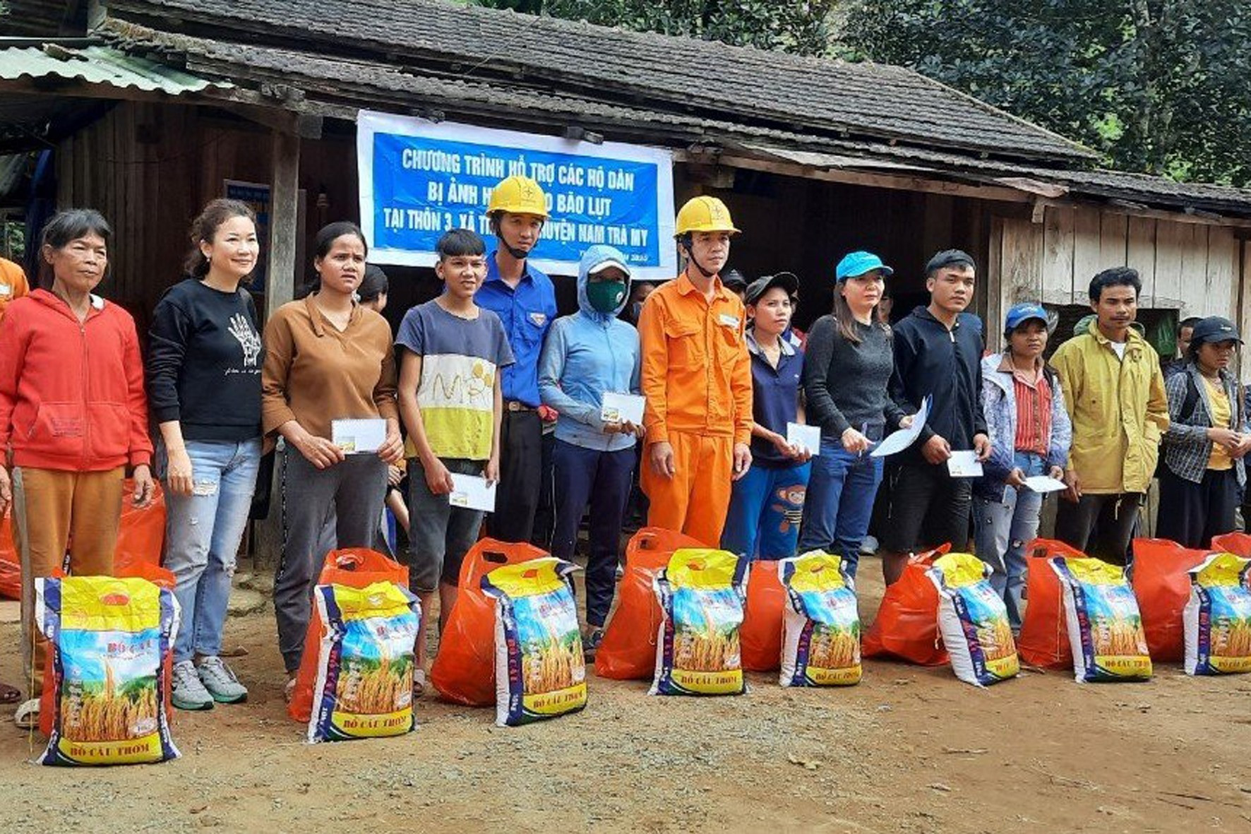 PC Quảng Nam đã tặng quà cho bà con khó khăn thôn Tak Ot và Lang Bok xã Trà Mai, huyện Nam Trà My.