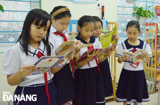 Học sinh Trường Tiểu học Phù Đổng say mê đọc sách tại thư viện trong giờ giải lao. (Ảnh chụp giữa tháng 1-2021)Ảnh: NGỌC PHÚ