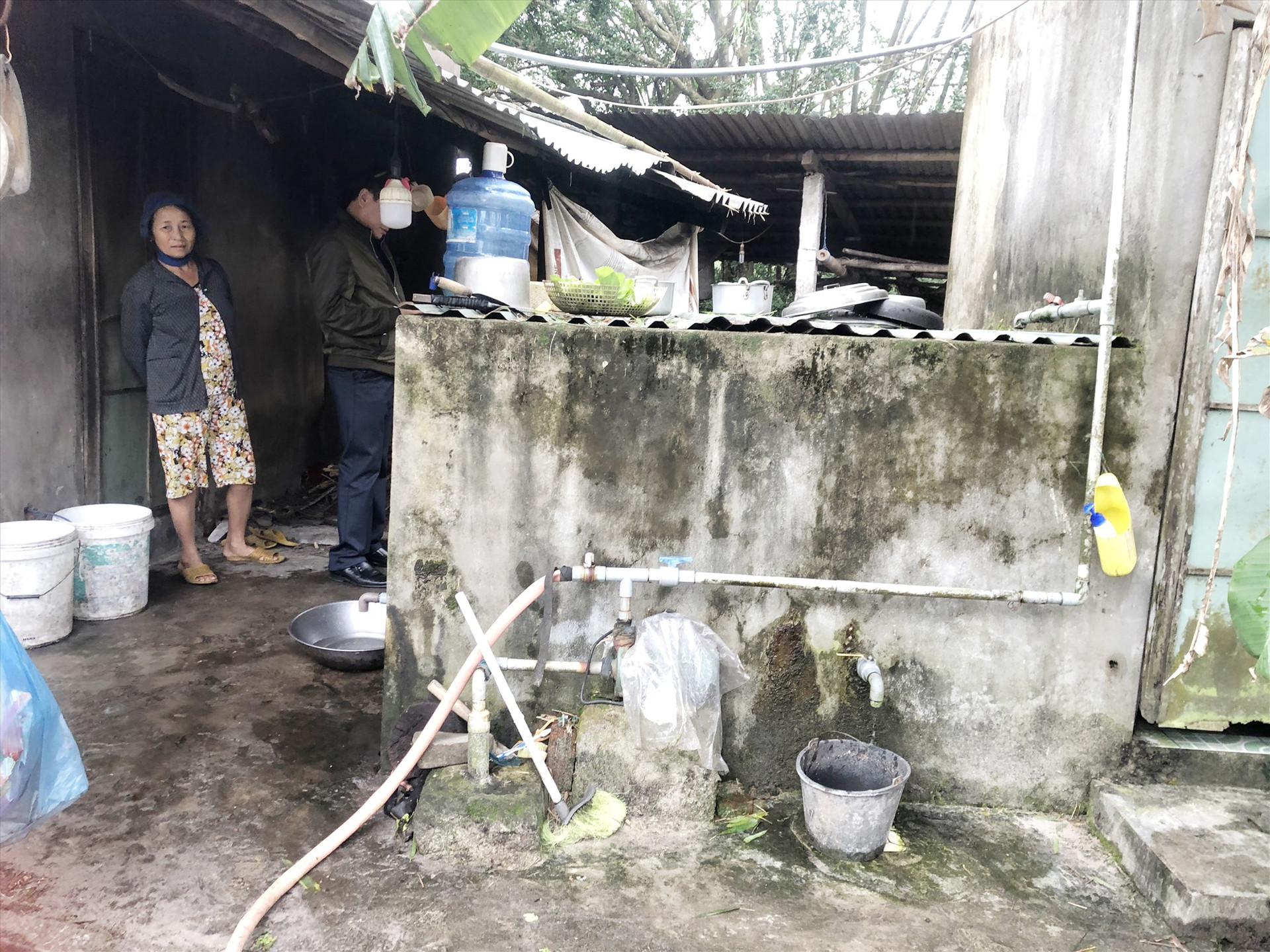 Người dân thôn Thái Nam (xã Tam Thăng) hiện vẫn chưa có nước sạch để sử dụng, trong khi nguồn nước tại đây bị nhiễm phèn. Ảnh: X.H