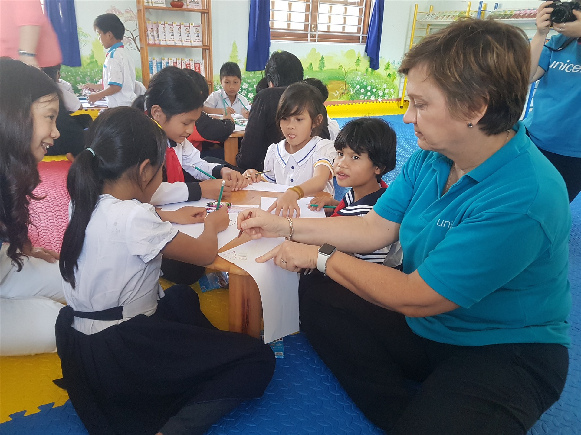 Bà Rana Flowers - Trưởng Đại diện Quỹ Nhi đồng Liên hiệp quốc tại Việt Nam tham gia trò chơi cùng trẻ em.