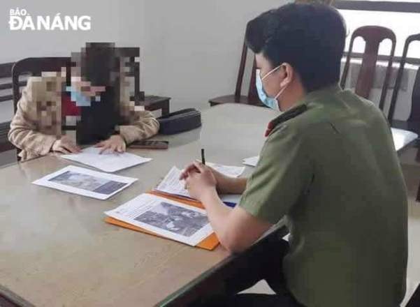 Bà T.T.N.M ký vào biên bản vi phạm. Ảnh: L.HÙNG