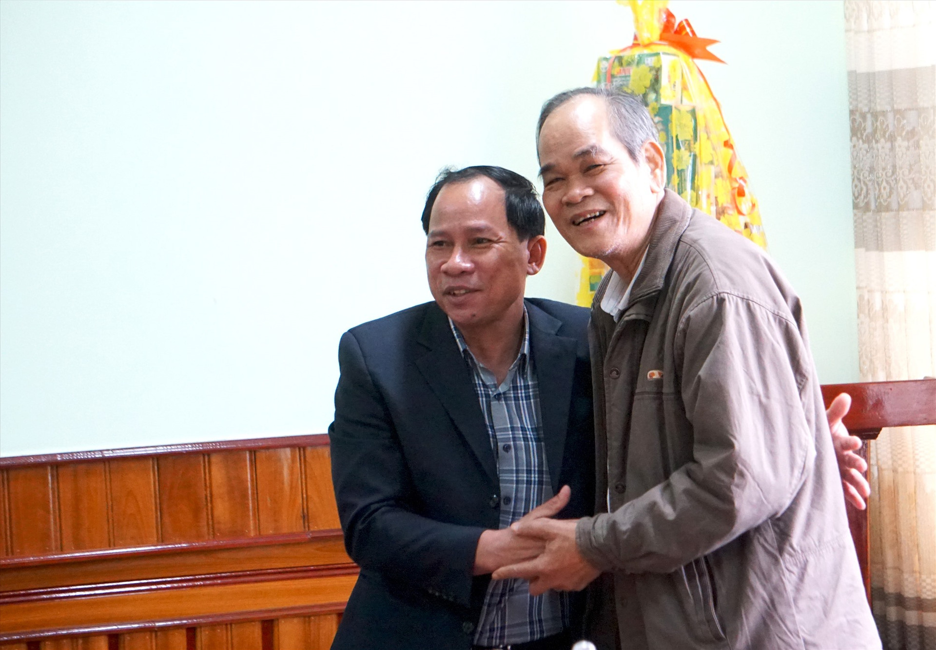 Ông Lê Thanh Hưng - Bí thư Huyện ủy Nam Trà My (bên trái) cám ơn những lời phát biểu chân tình của ông Bùi Quốc Đinh - nguyên Bí thư Thành ủy Tam Kỳ. Ảnh: NGUYỄN ĐIỆN NGỌC