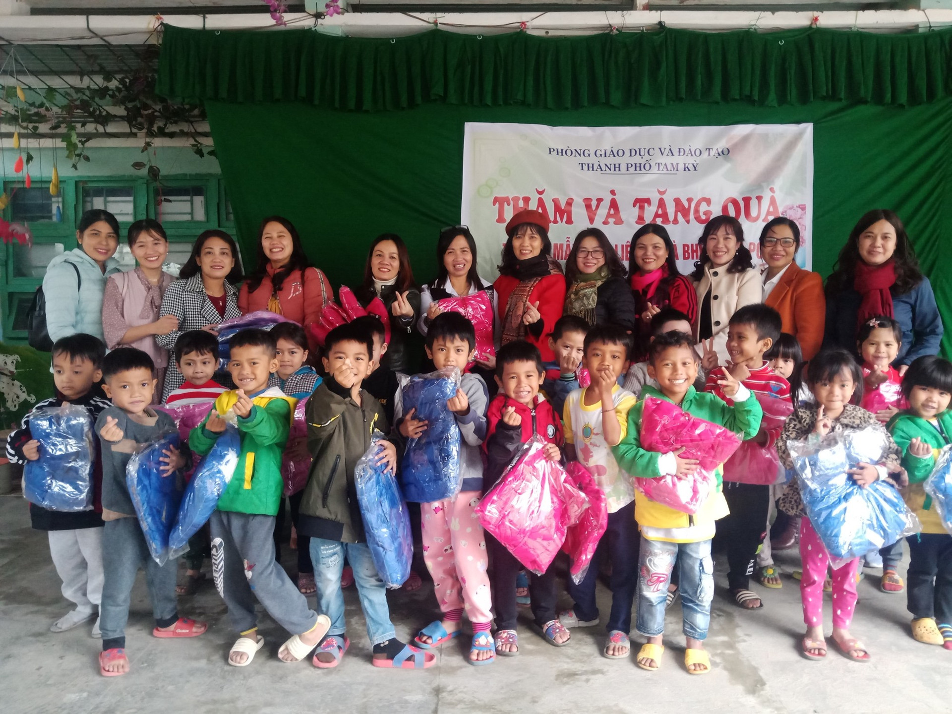 Niềm vui của học trò mầm non huyện Nam Giang khi nhận quà từ các trường mẫu giáo, mầm non ở Tam Kỳ. Ảnh: C.N