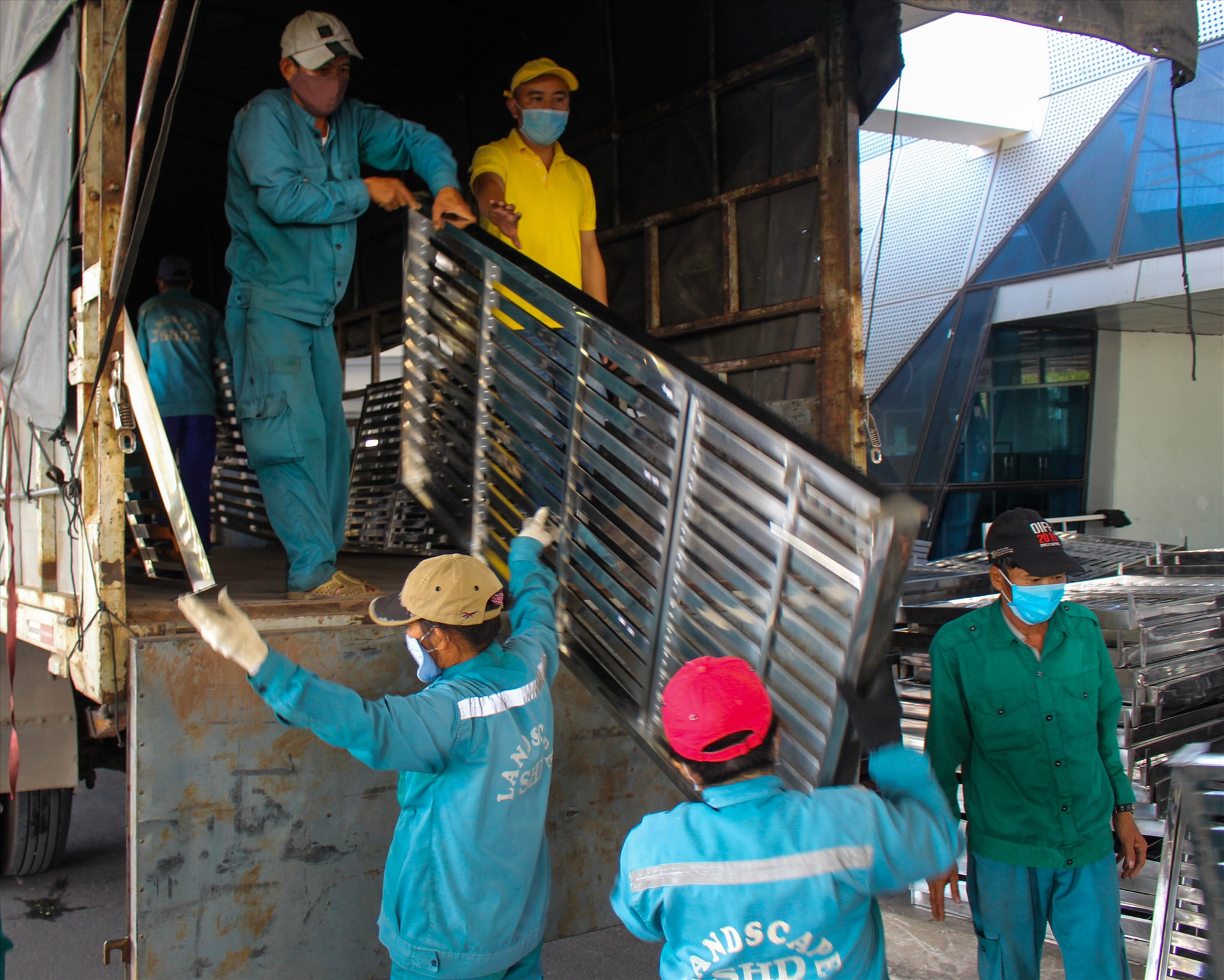 Hàng chục công nhân khẩn trương chuyển trang thiết bị chi viện cho Hải Dương. Ảnh: QUANG HÀ