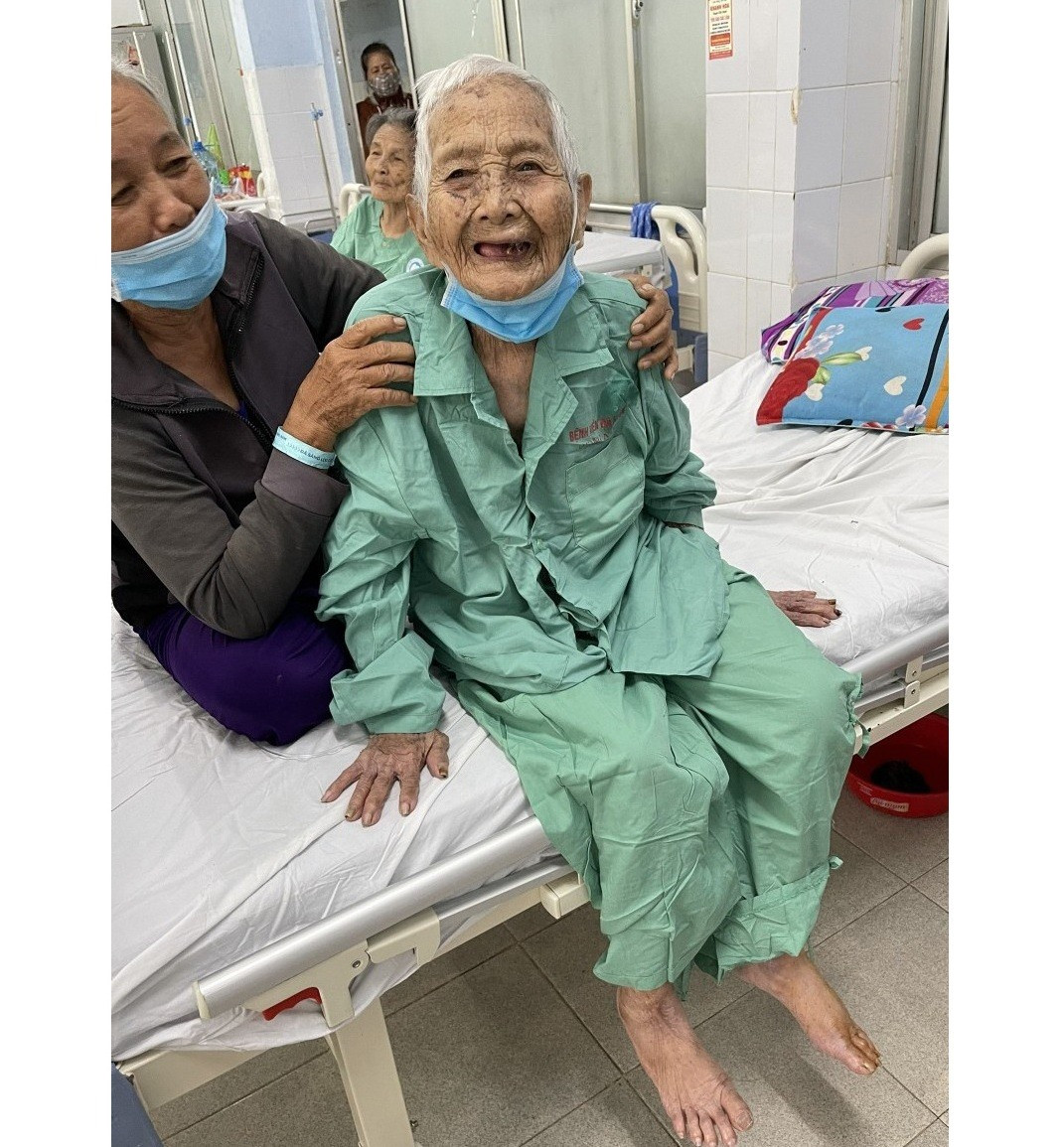 Bệnh nhân 101 tuổi được thực hiện mổ thay khớp háng tại khoa Ngoại Chấn thương. Ảnh: X.Q