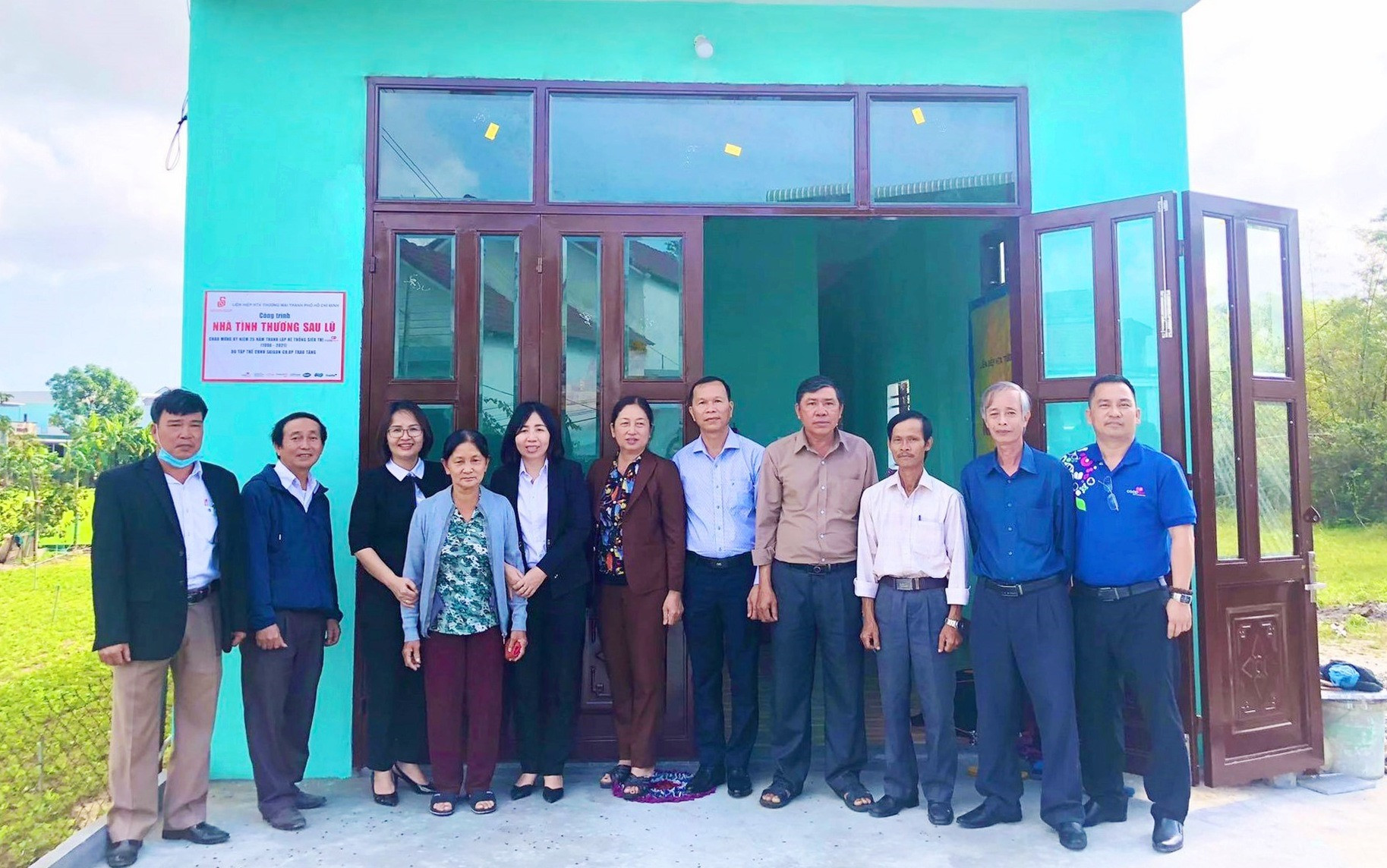 Co.opMart Tam Kỳ cùng chính quyền địa phương bàn giao nhà mới cho bà Nguyễn Thị Mãi (phường Điện Nam Bắc, thị xã Điện Bàn). Ảnh: CTV