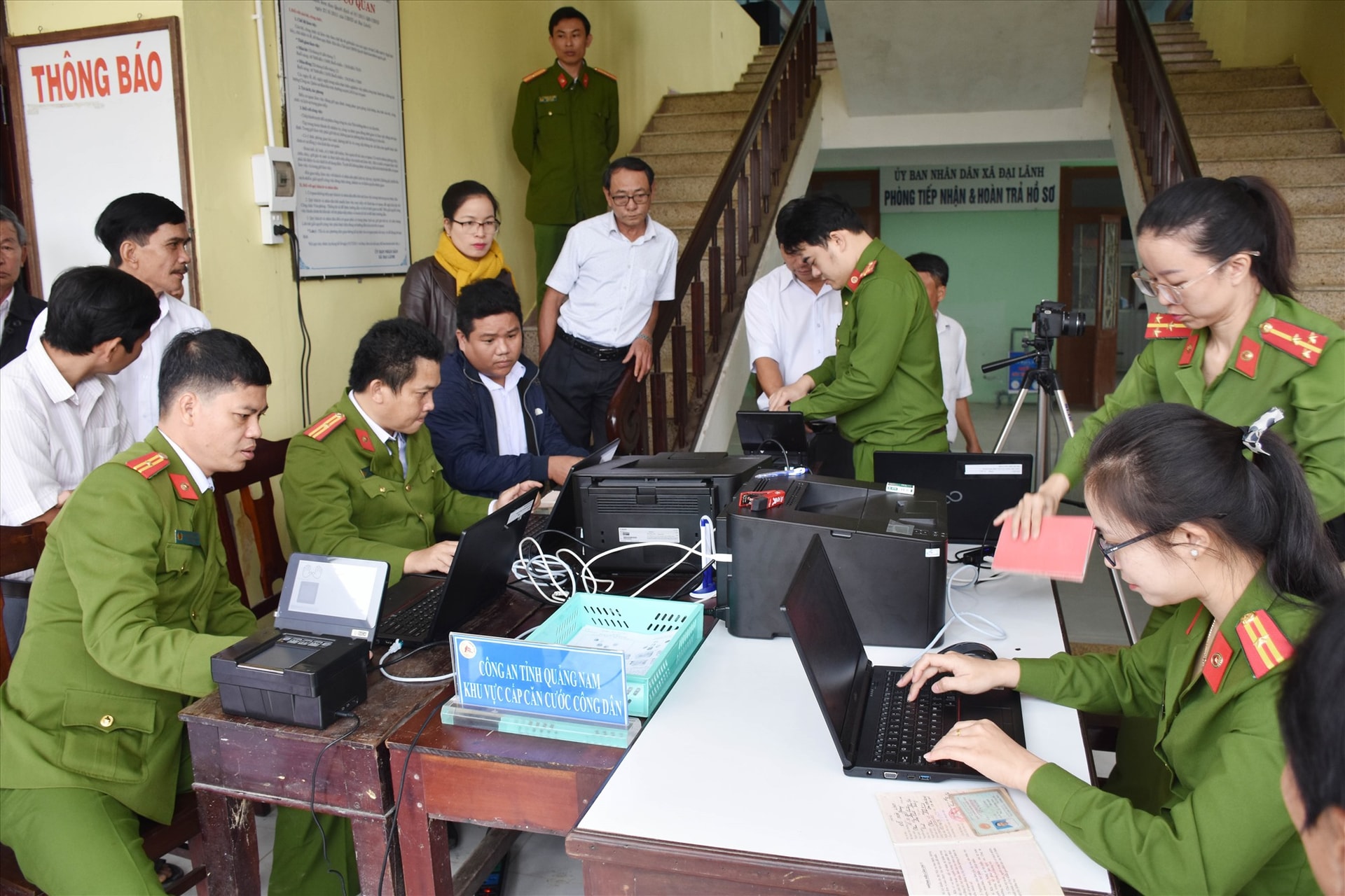 Tranh thủ ngày Chủ nhật, cán bộ chiến sĩ của đơn vị vẫn về với xã Đại Lãnh (Đại Lộc) để cấp căn cước công dân.