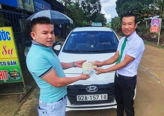 Tài xế Nguyễn Văn Tin liên hệ và trao trả số tiền khách hàng bỏ quên trên xe sau khi sử dụng dịch vụ. Ảnh: Mai Linh Tam Kỳ cung cấp.