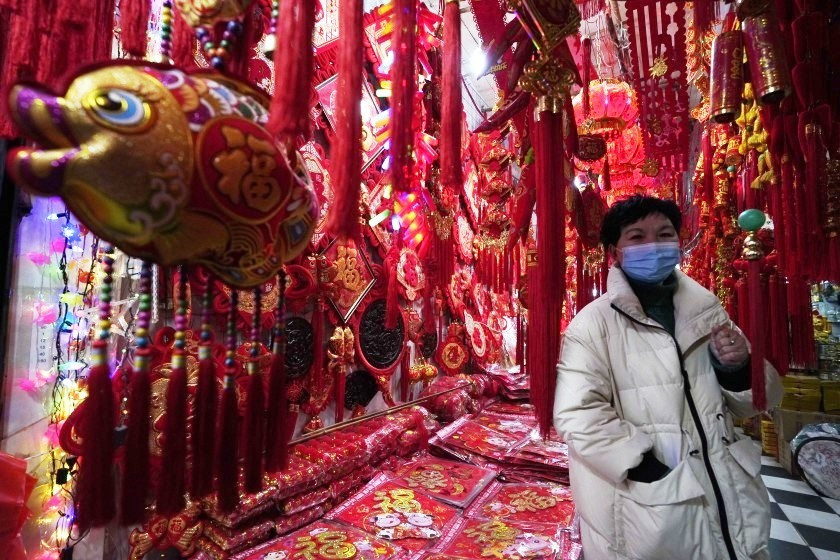 Quầy hàng bán đồ trang trí năm mới của bà Gong Linhua tại thành phố Vũ Hán. Ảnh: AP