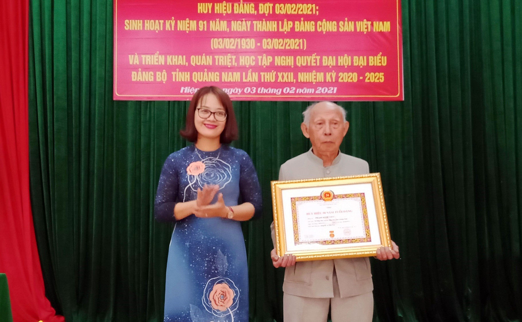 Trao Huy hiệu 50 năm tuổi Đảng cho đảng viên Phạm Đình Tiến (xã Hiệp Hòa). Ảnh: VĂN MINH