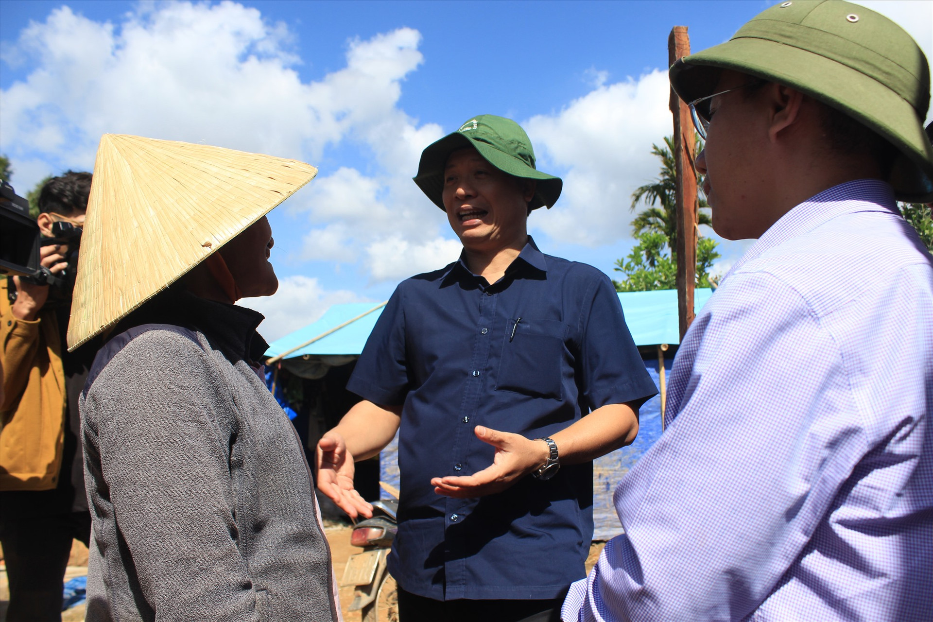 Phó Chủ tịch UBND tỉnh Hồ Quang Bửu trò chuyện cùng một hộ dân sắp sửa dọn vào nơi ở mới nhờ nguồn hỗ trợ của Nhà nước. Ảnh: T.C