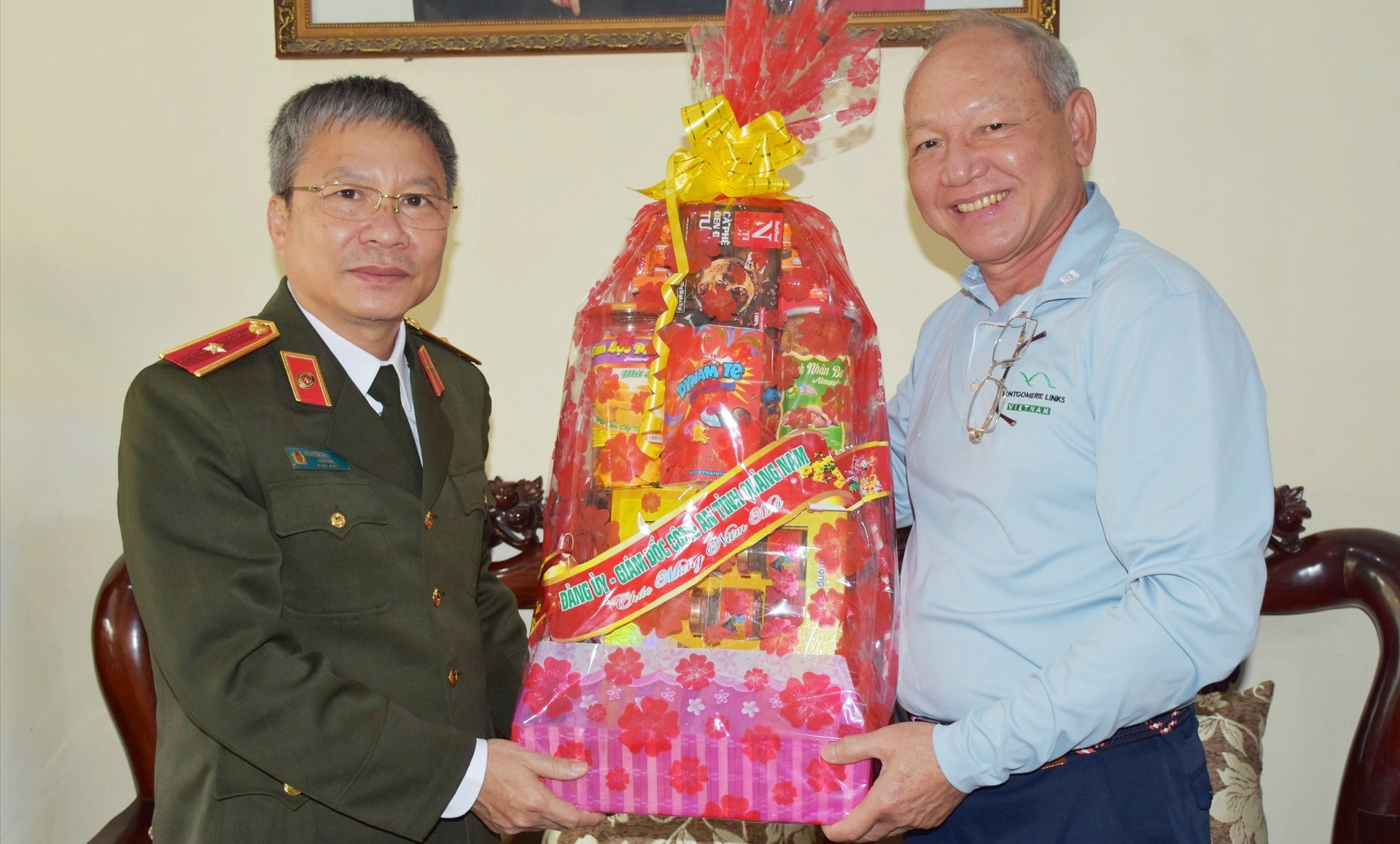 Thiếu tướng Nguyễn Đức Dũng - Giám đốc Công an tỉnh thăm, tặng quà chúc Tết các đồng chí nguyên lãnh đạo Công an tỉnh. Ảnh: M.T