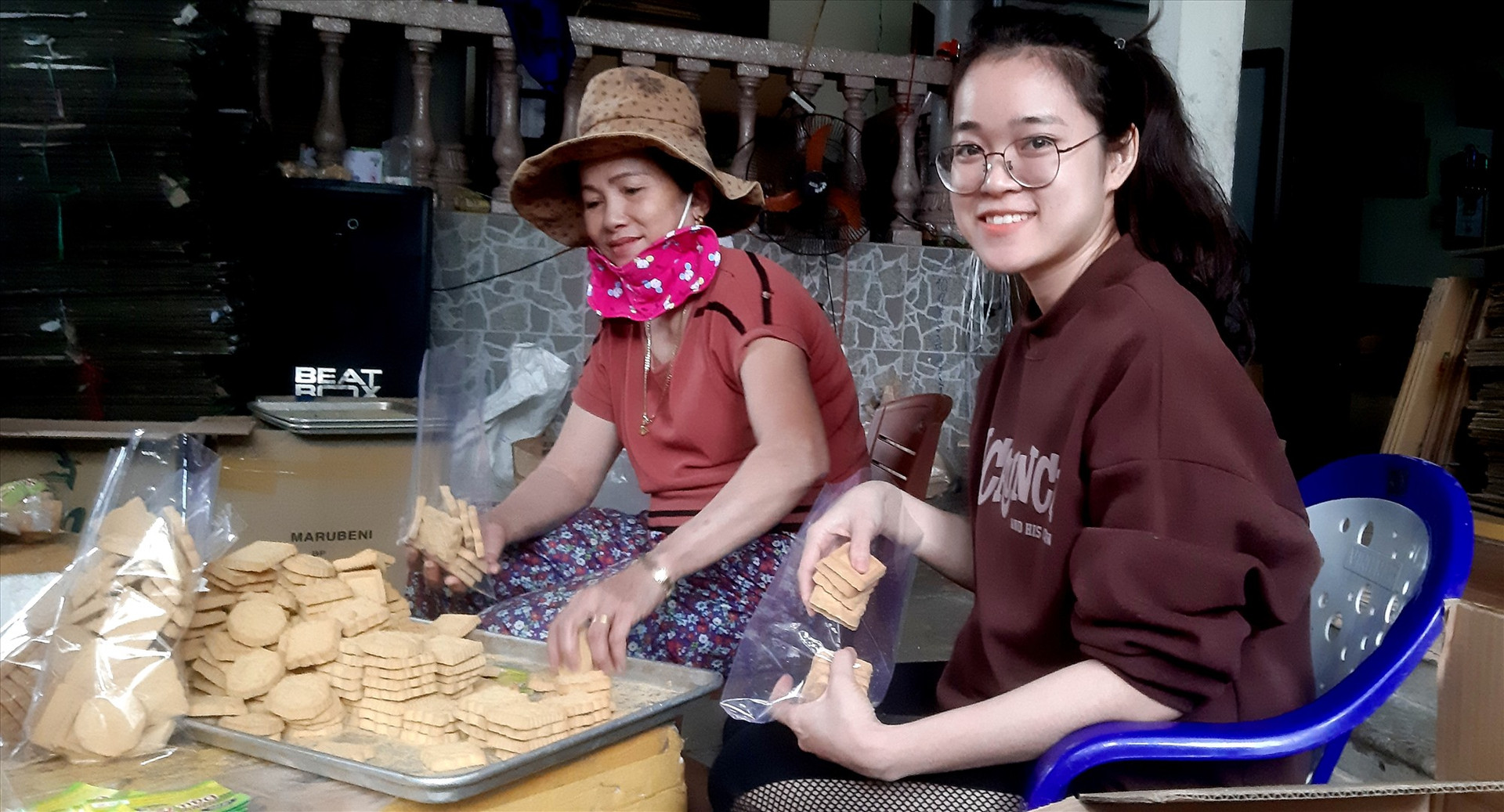Những ngày cận tết, các cơ sở sản xuất bánh truyền thống ở làng An Lạc hoạt động hết công suất. Ảnh: T.P