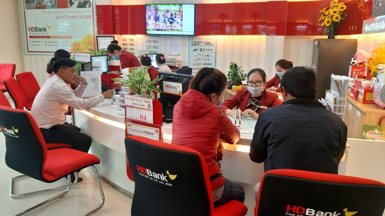 Khách hàng thực hiện giao dịch rút tiền mặt ở Phòng giao dịch HDBank chi nhánh Quảng Nam tại TP.Tam Kỳ. Ảnh: VIỆT NGUYỄN