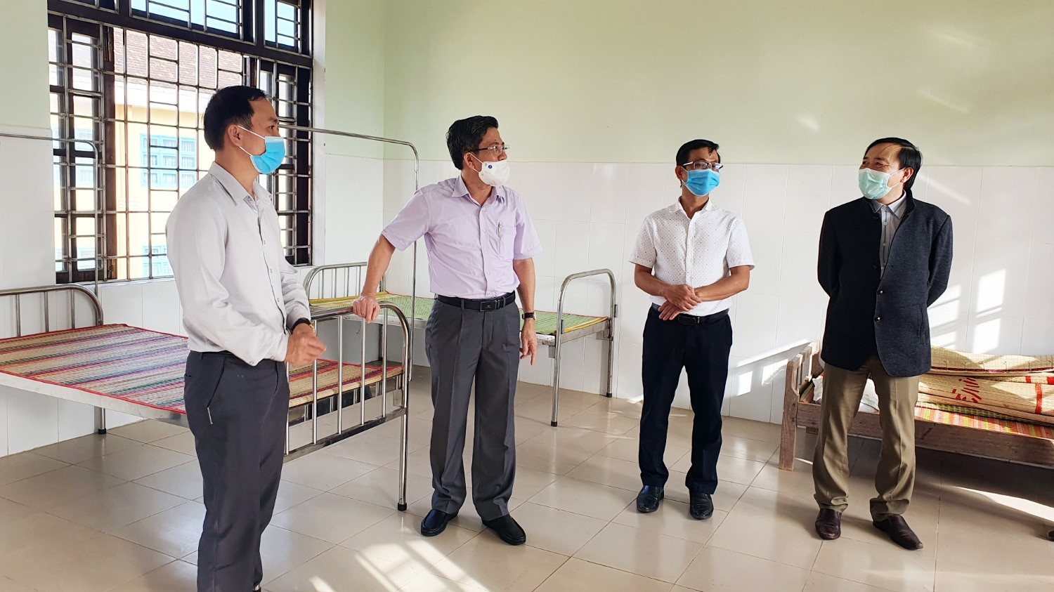 Lãnh đạo thành phố kiêm tra công tác phòng chống dịch Covid-19 tại Trạm Y tế xã Tam Thanh