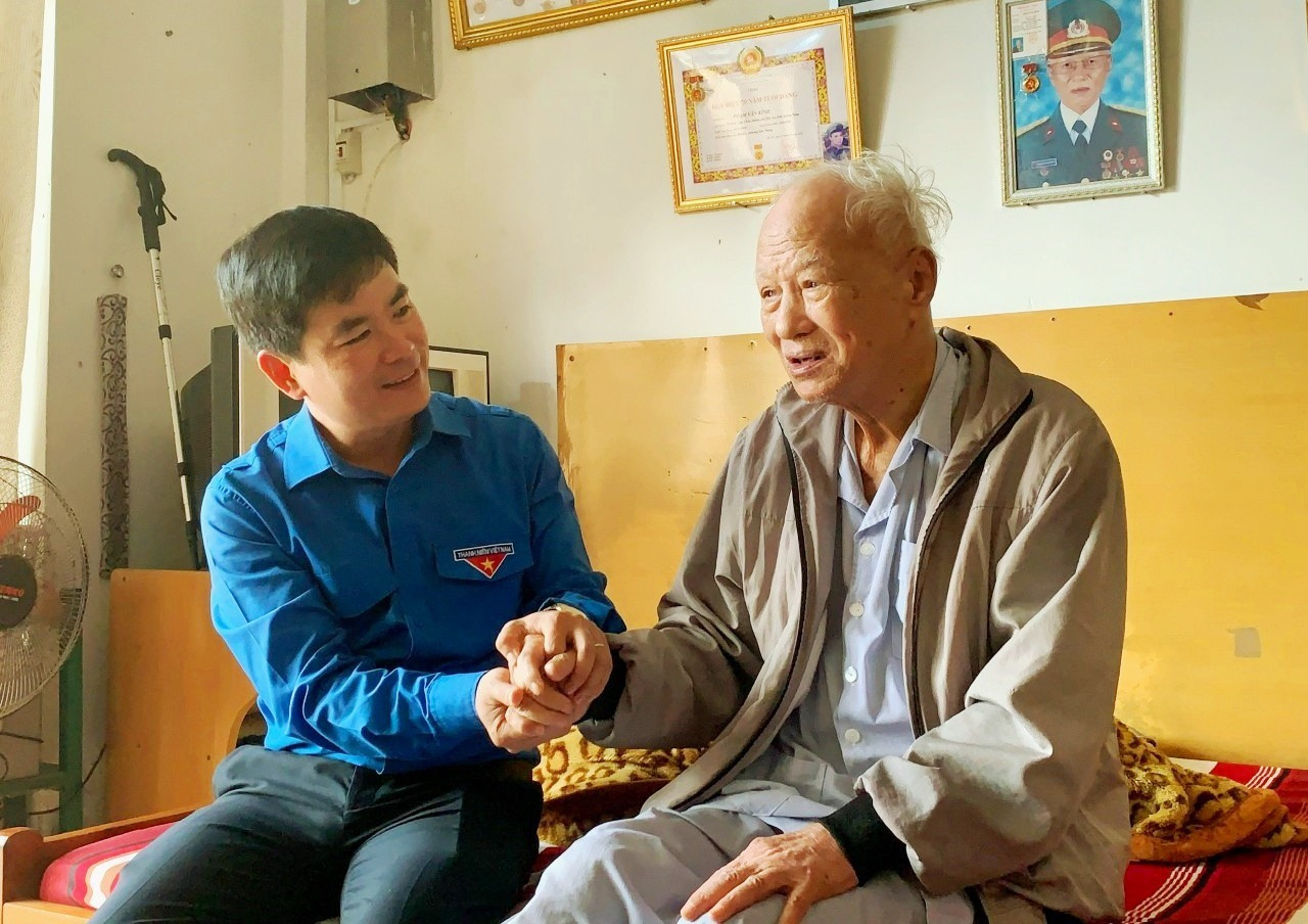 Đồng chí Lê Quang Quỳnh - Phó Bí thư Tỉnh đoàn đến thăm Đảng viên lớn tuổi trên địa bàn Thành phố Hội An. Ảnh: THÁI CƯỜNG