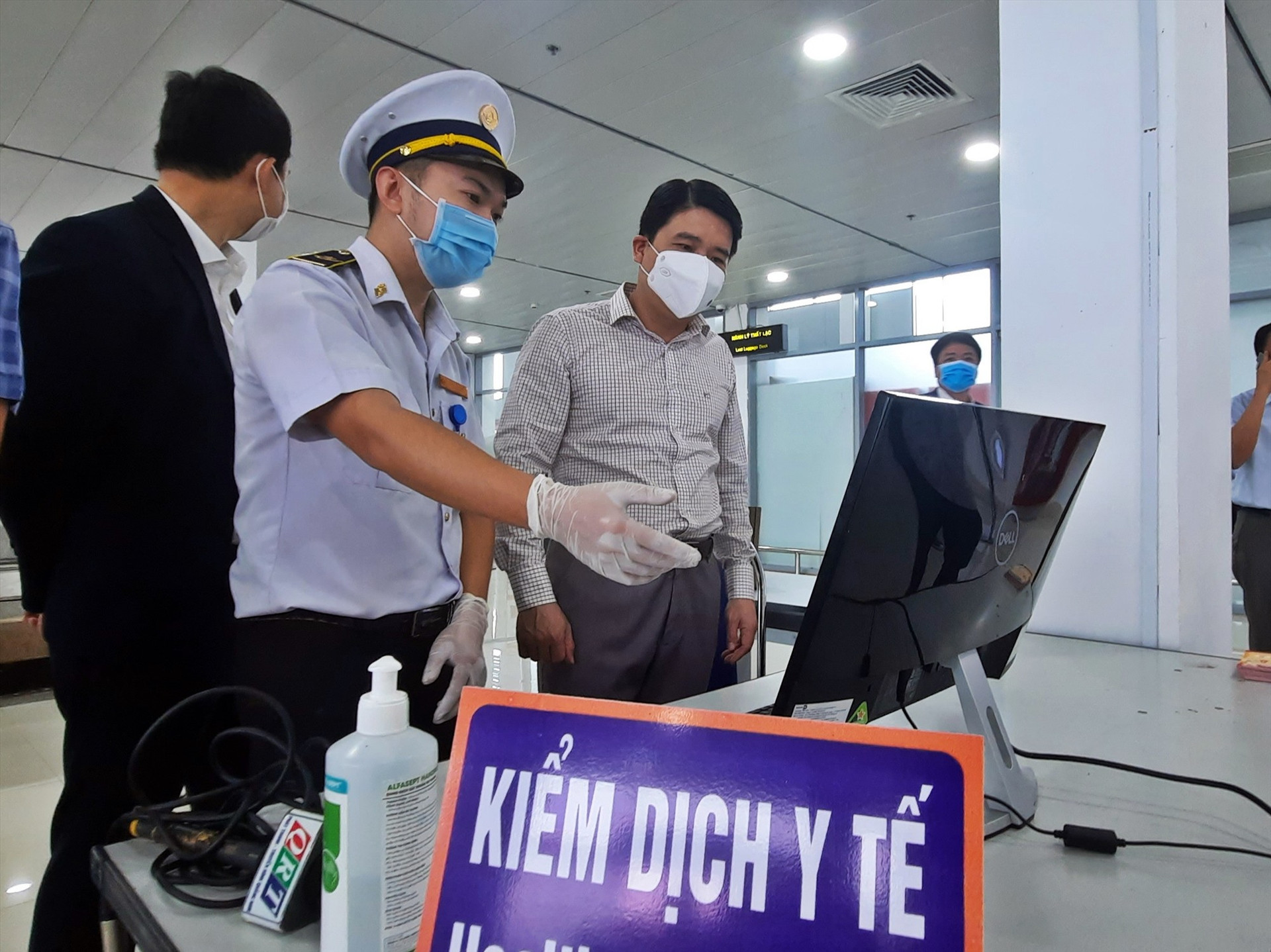 Phó Chủ tịch UBND tỉnh Trần Văn Tân kiểm tra công tác phòng, chống dịch tại Sân bay Chu Lai. Ảnh: Đ.ĐẠO
